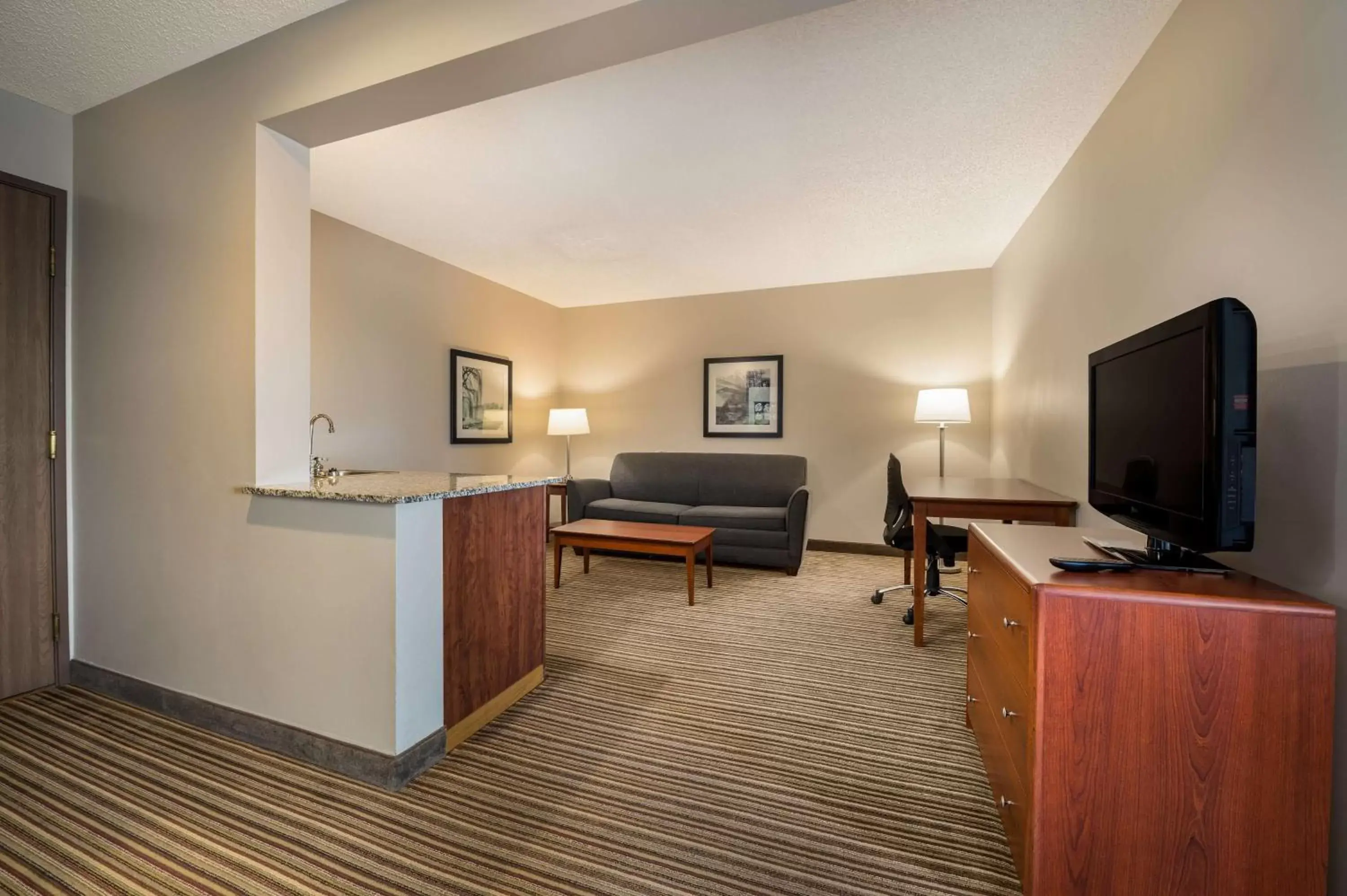 Bedroom, TV/Entertainment Center in Best Western Park Oasis Inn