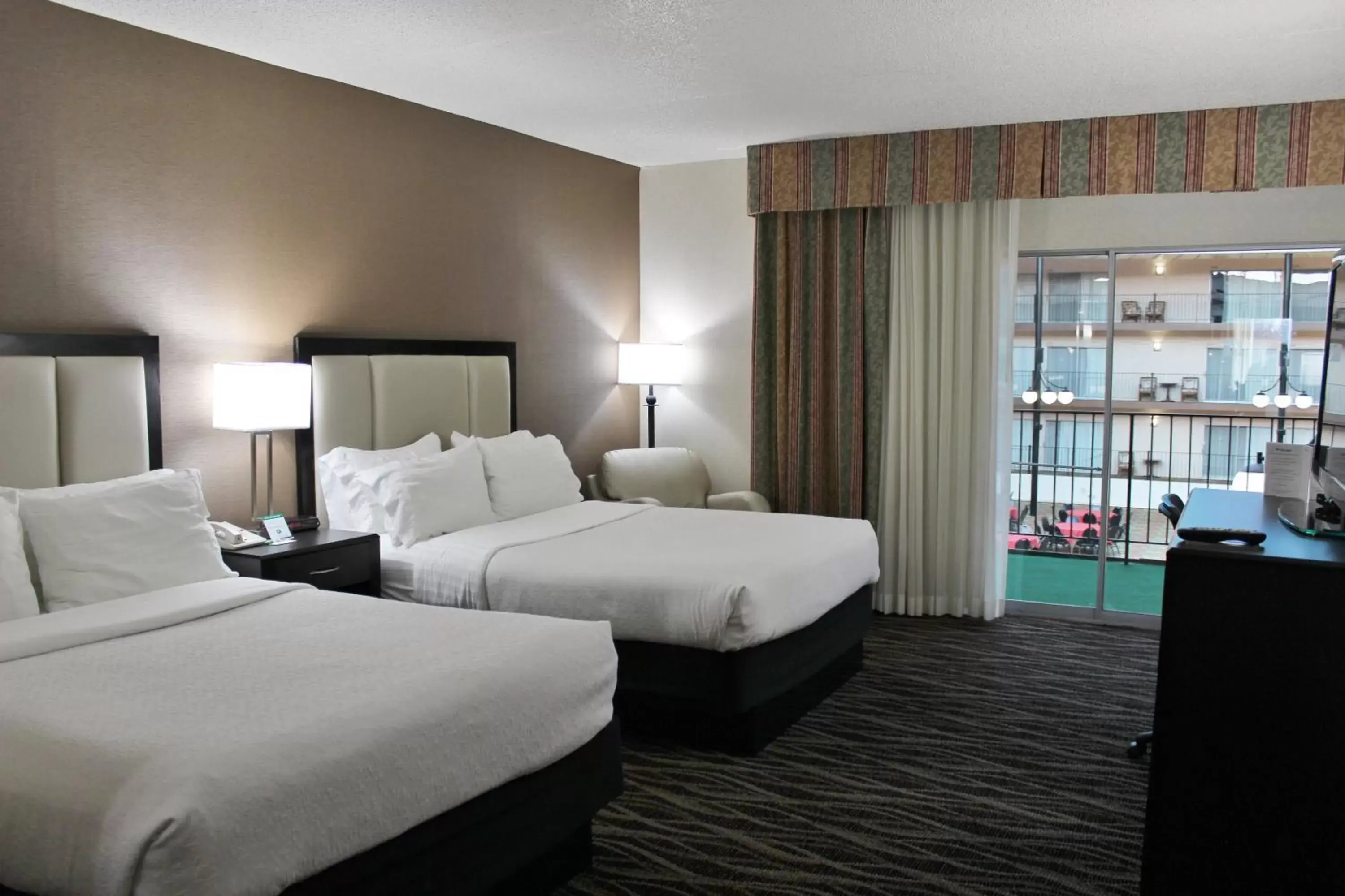 Photo of the whole room, Bed in Holiday Inn Des Moines-Airport Conference Center, an IHG Hotel