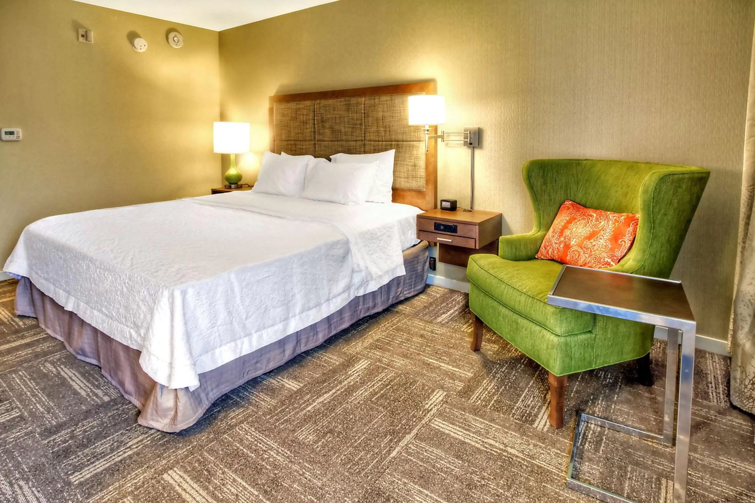 Bed in Hampton Inn and Suites Asheville Airport