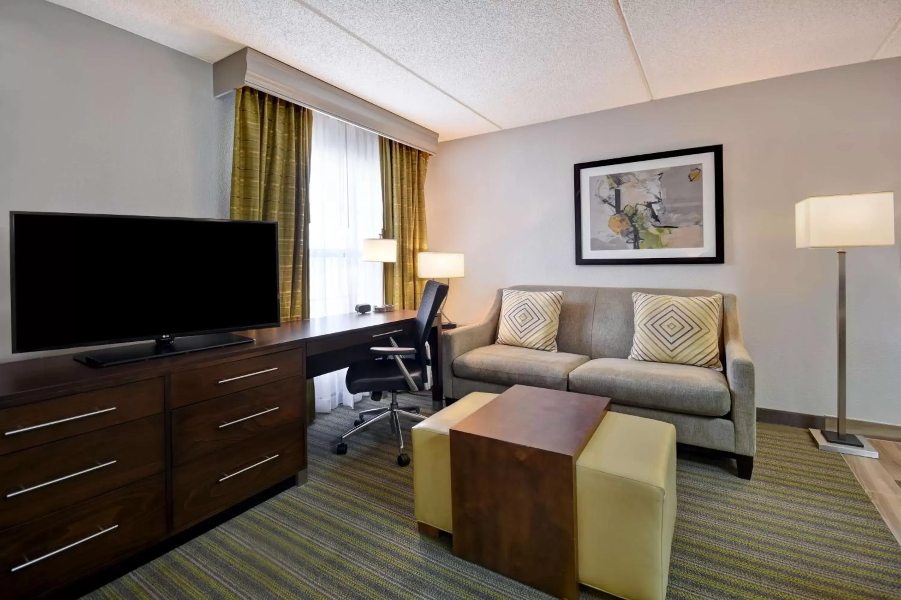 Living room, TV/Entertainment Center in Homewood Suites by Hilton Philadelphia-Great Valley