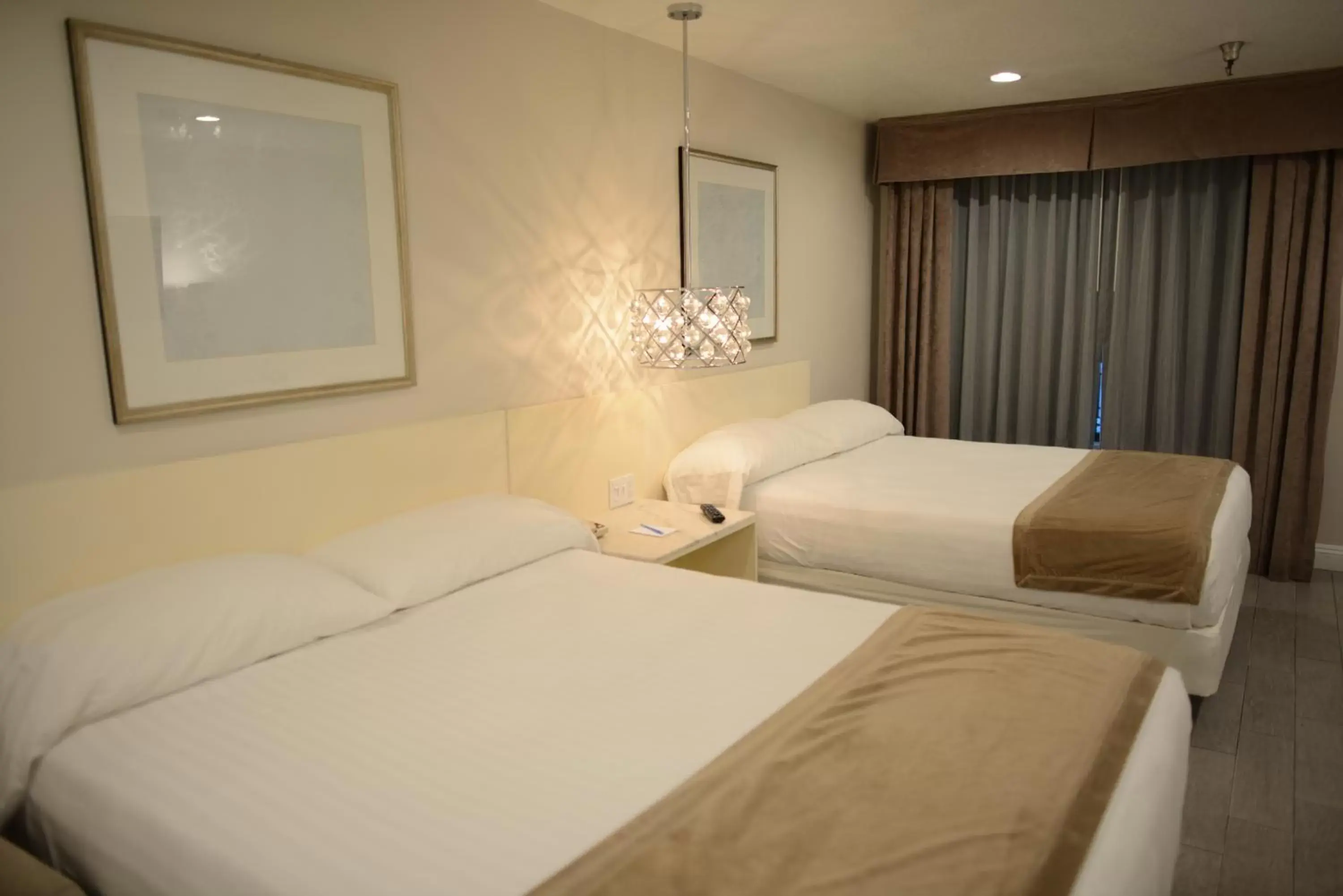 Bed in Hotel Le Reve Pasadena