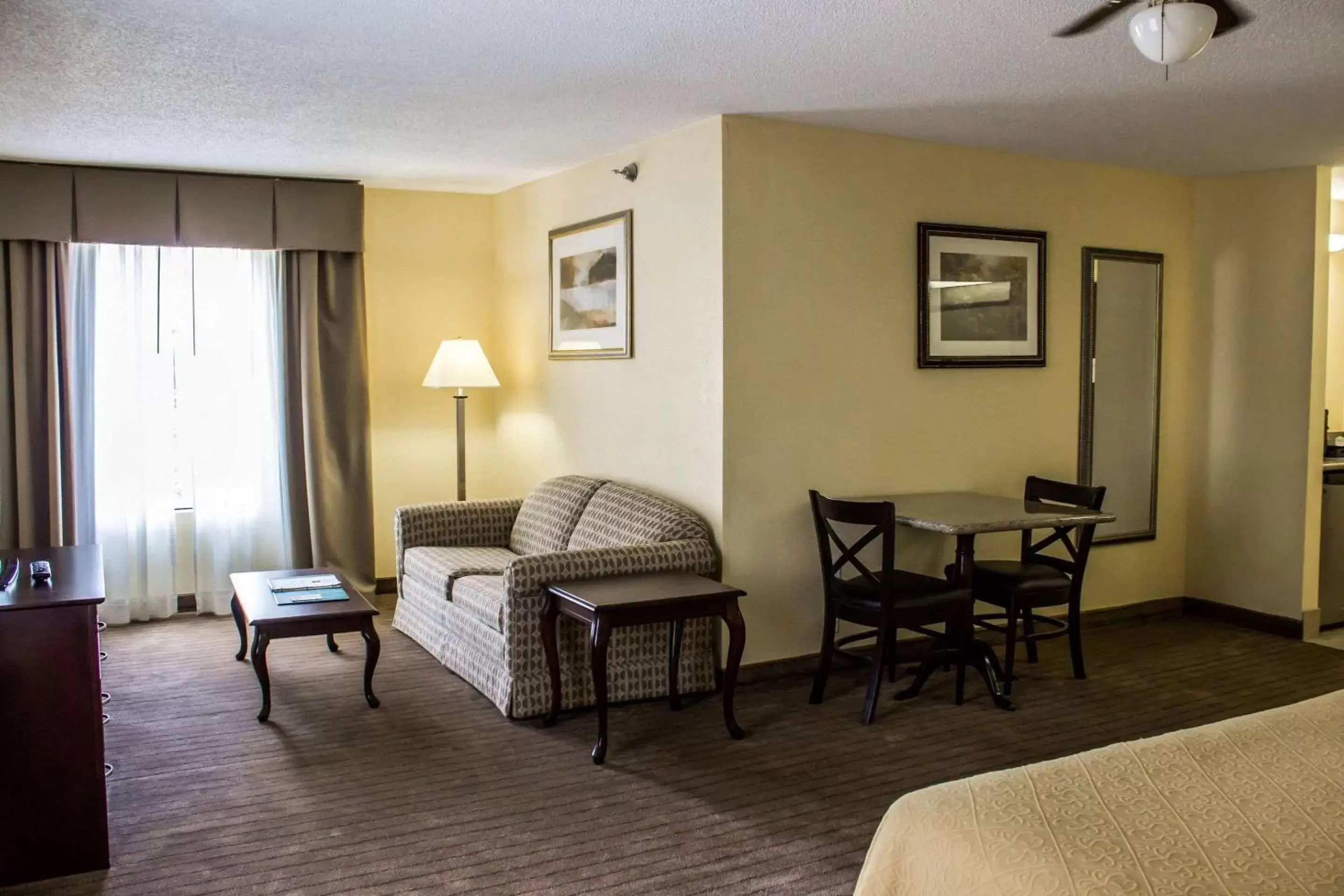 Photo of the whole room, Seating Area in Quality Inn Fuquay Varina East
