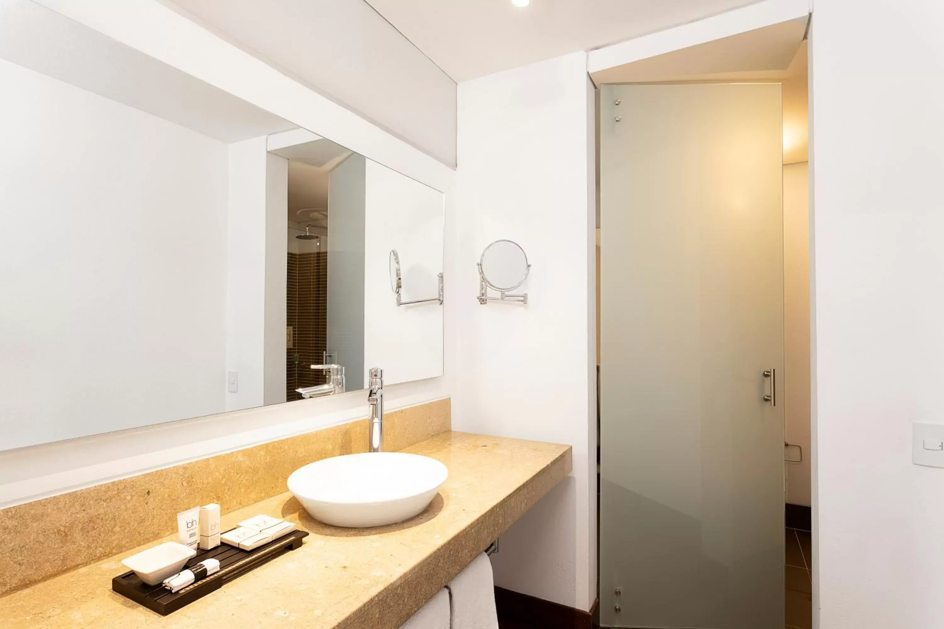 Bedroom, Bathroom in Hotel bh La Quinta