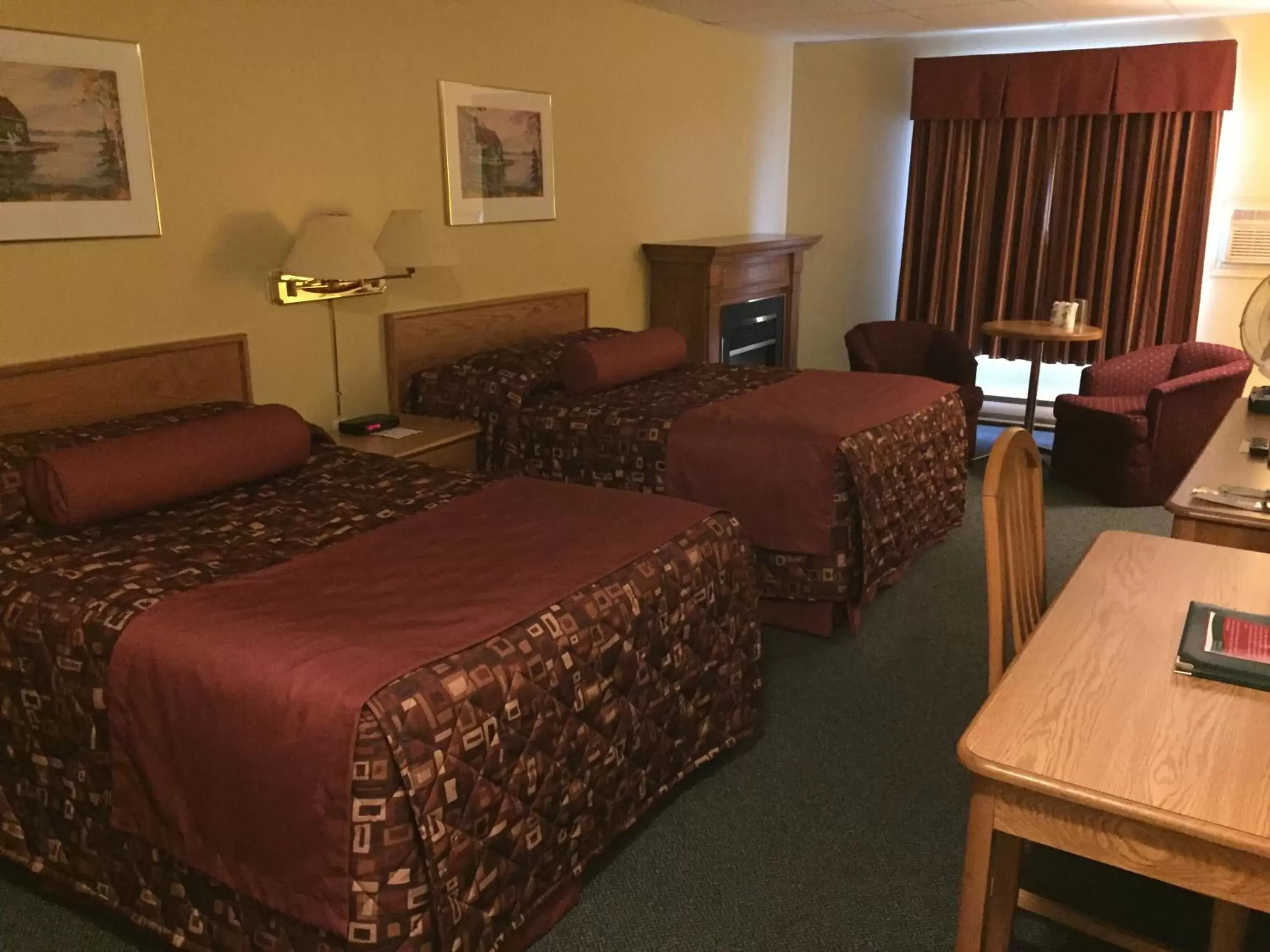 Photo of the whole room, Bed in Shallow Bay Motel & Cabins Conference Centre