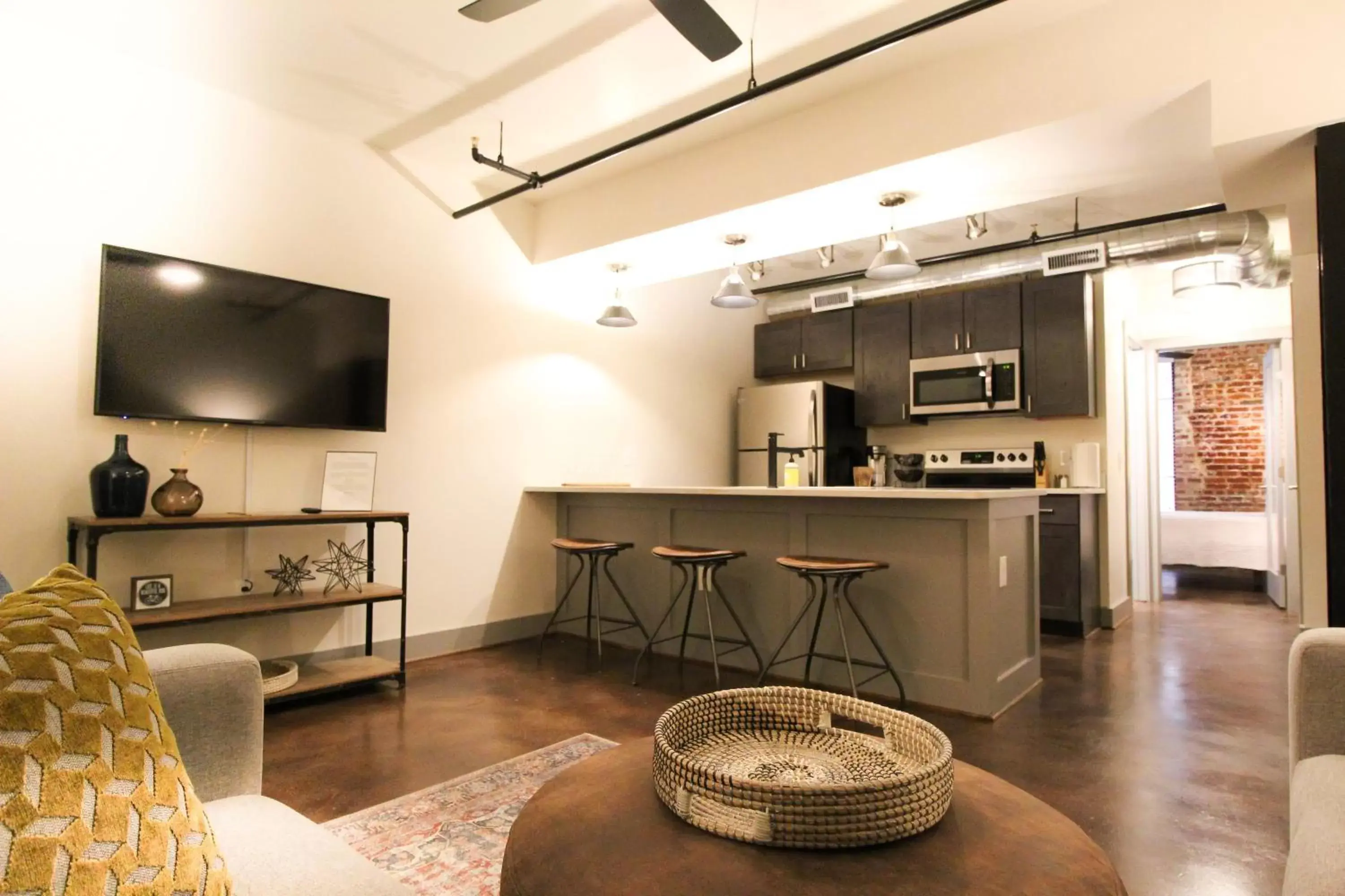 Kitchen or kitchenette, TV/Entertainment Center in The Lofts at Downtown Salem