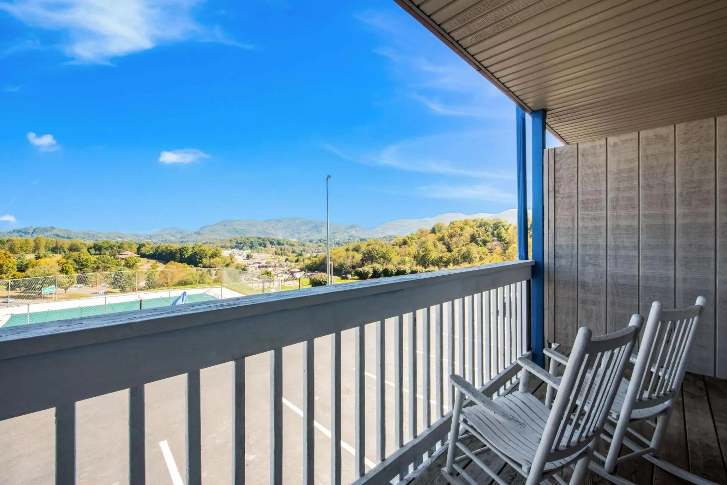 Photo of the whole room, Balcony/Terrace in Econo Lodge - Waynesville