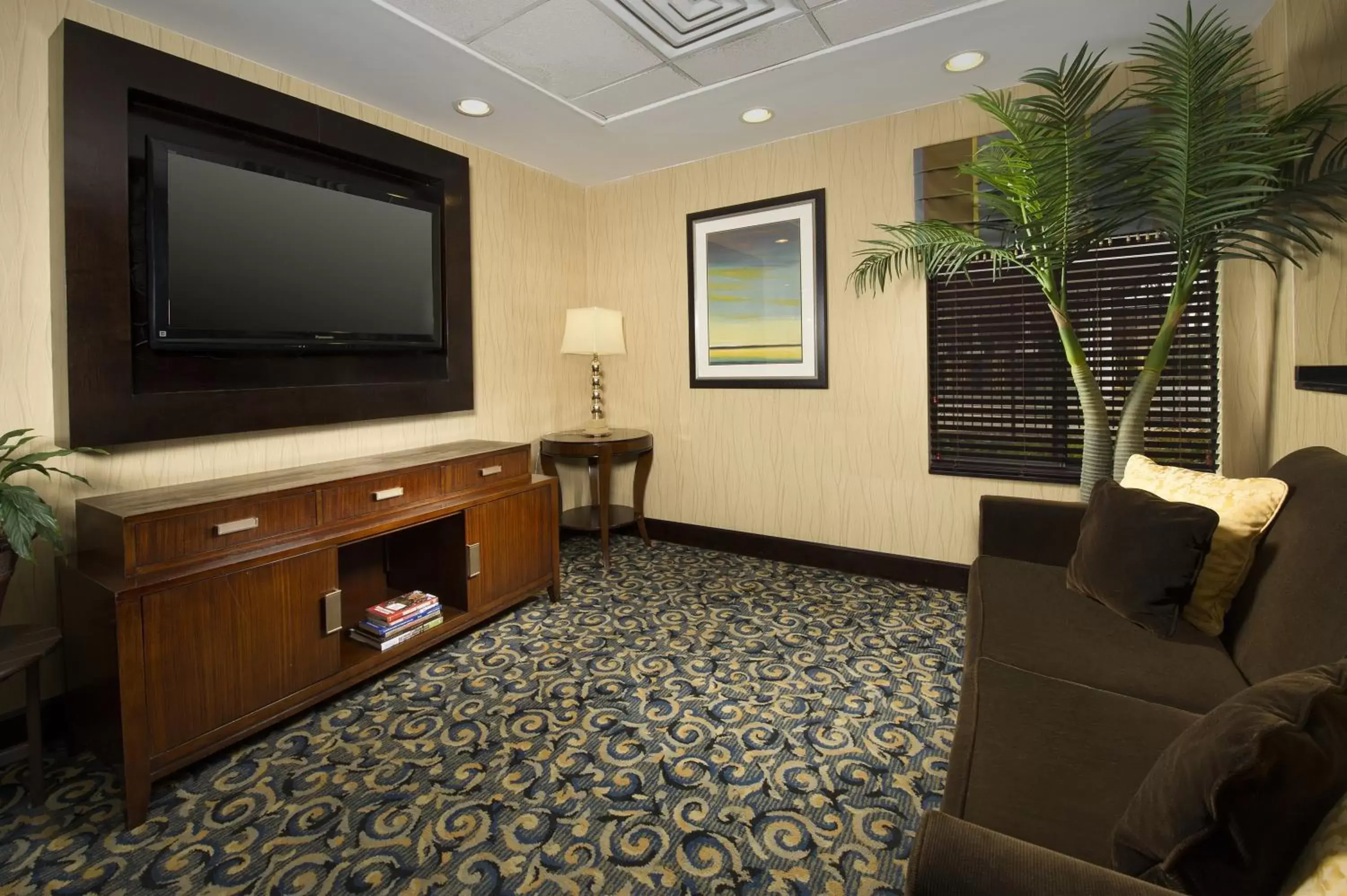 Property building, TV/Entertainment Center in Holiday Inn Express Washington DC-BW Parkway, an IHG Hotel