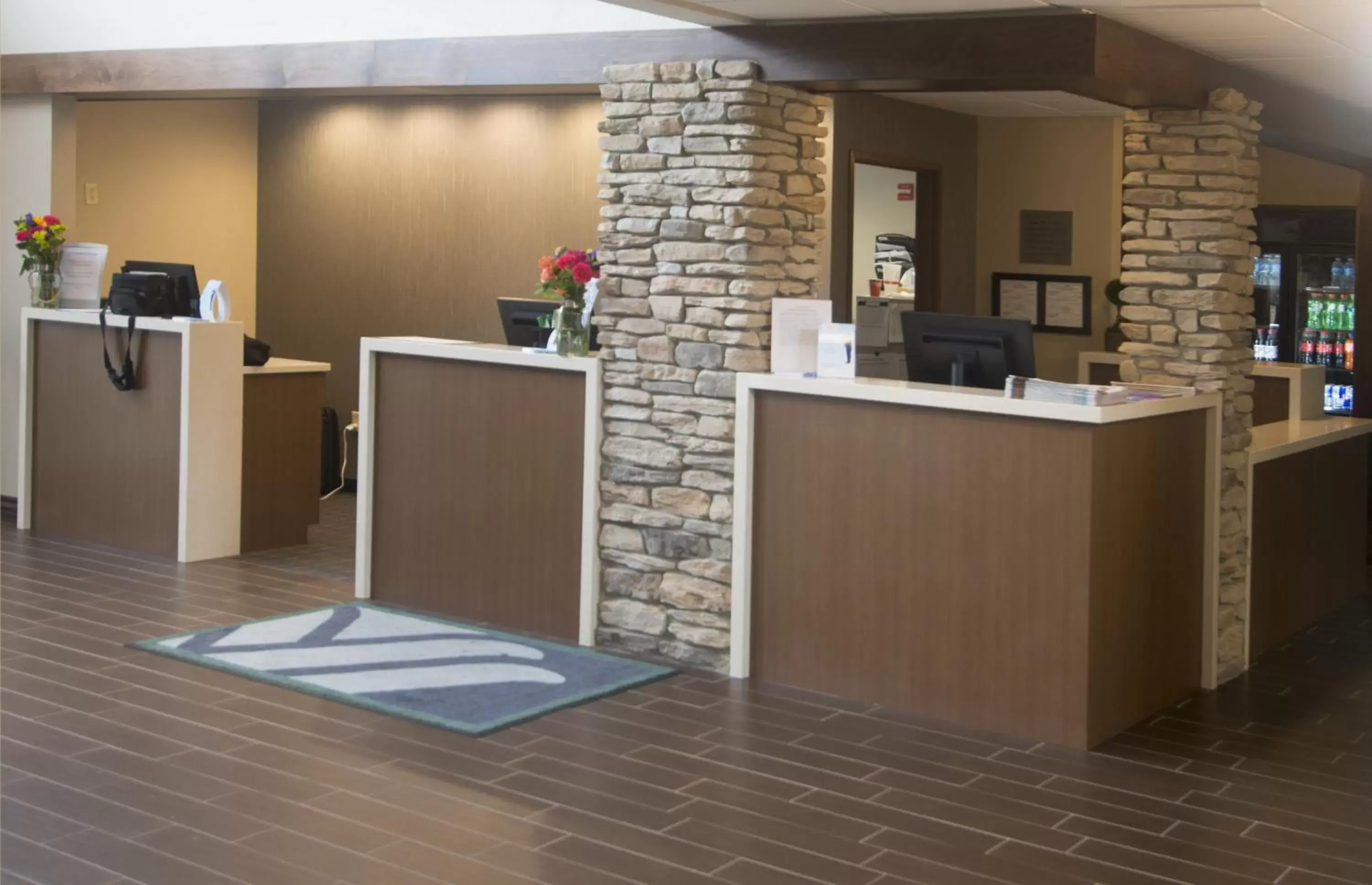 Lobby or reception, Kitchen/Kitchenette in Wyndham Garden Madison Fitchburg