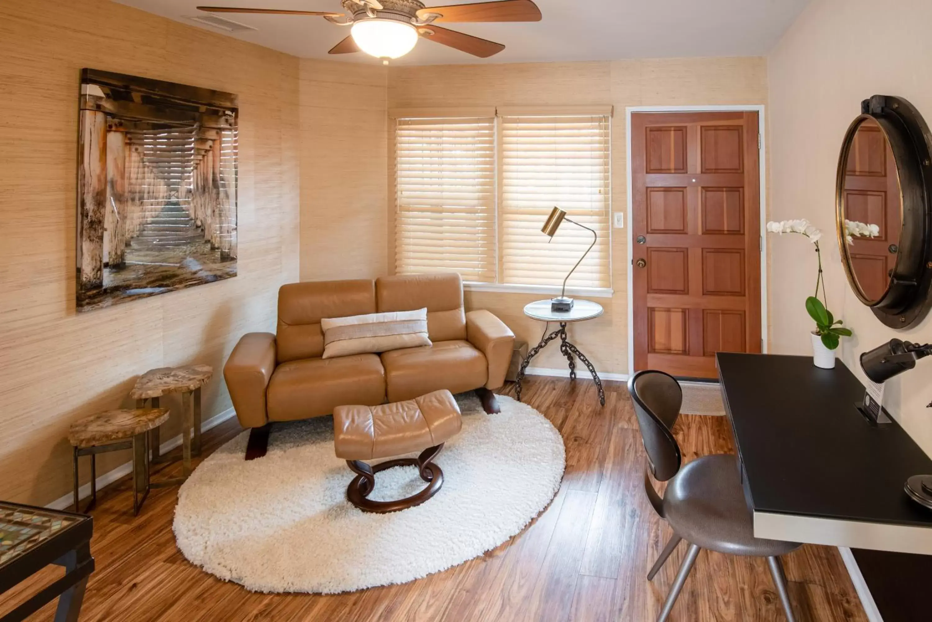 Photo of the whole room, Seating Area in Harbor House Inn