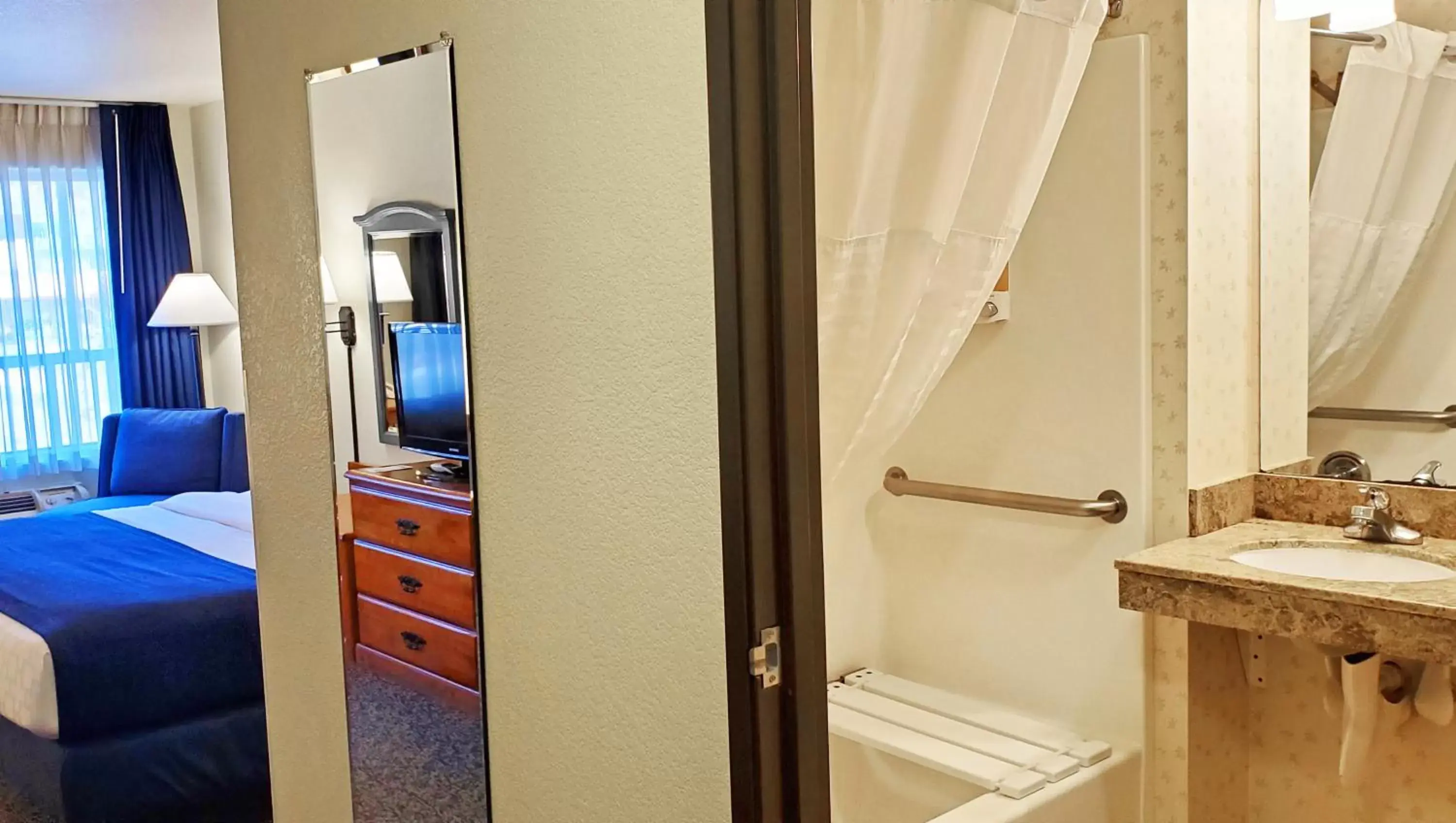 Bed, Bathroom in Magnuson Grand Pikes Peak