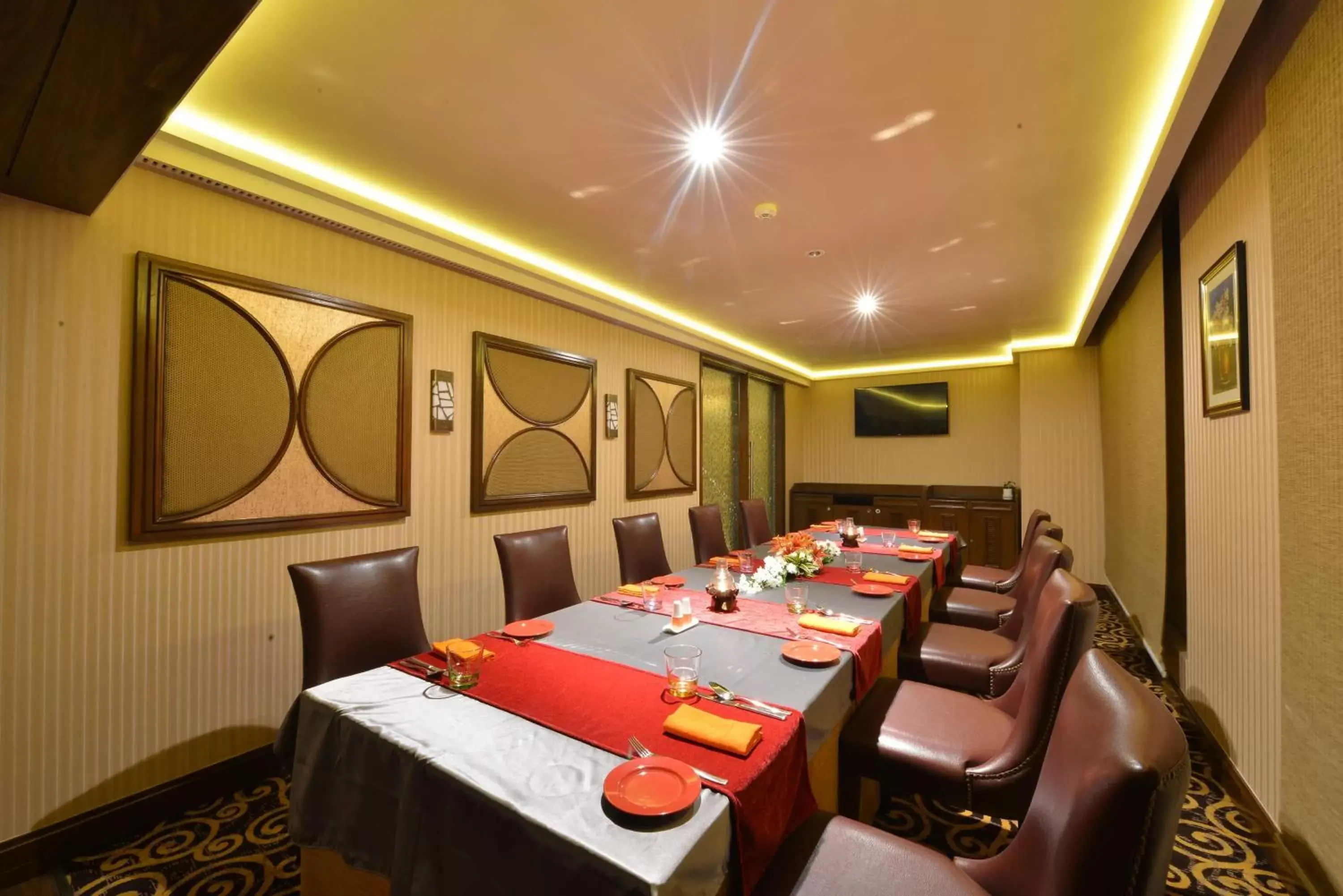 Restaurant/places to eat in Ramada Plaza Chennai