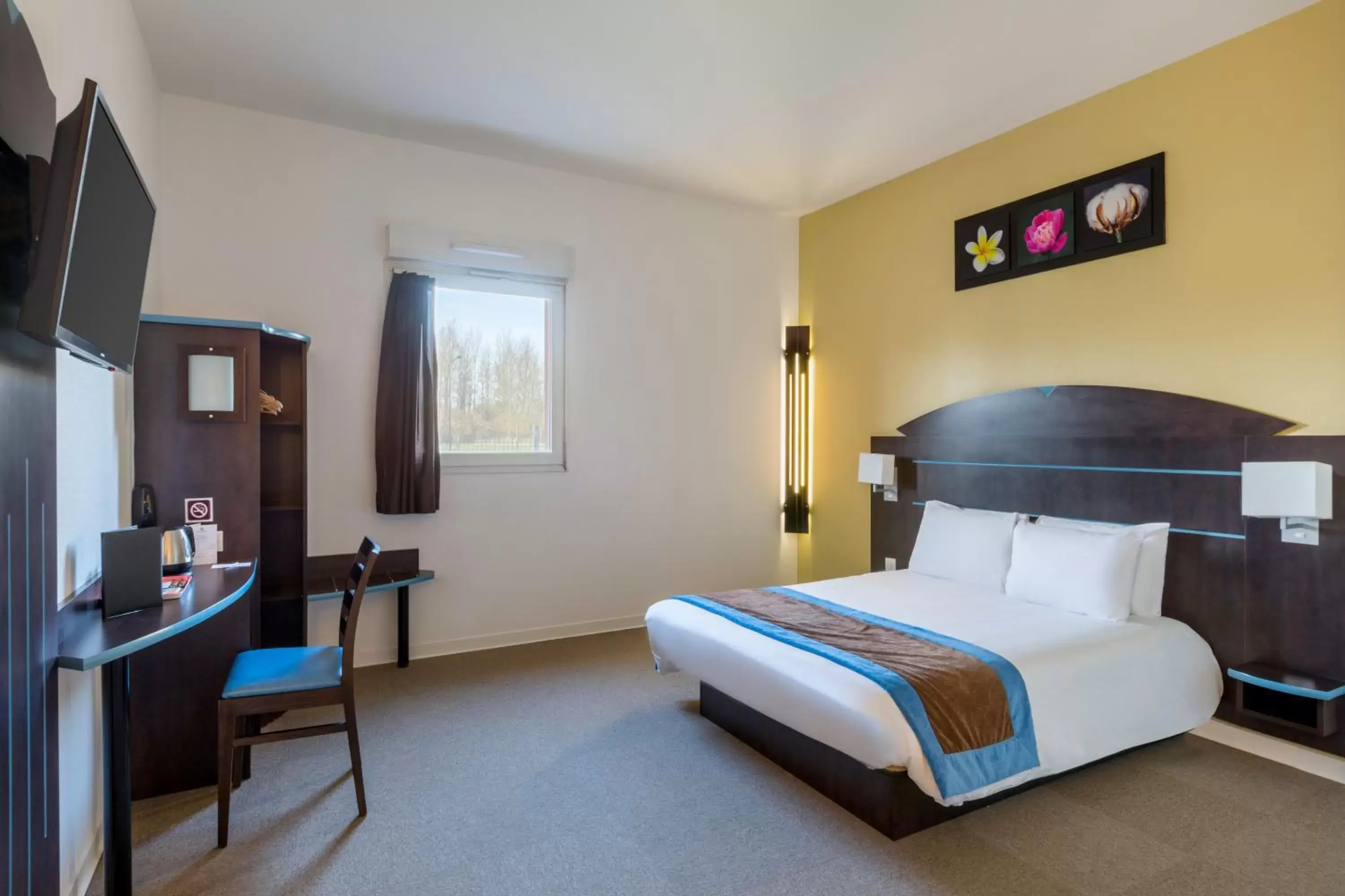 Photo of the whole room, Bed in Sure Hotel by Best Western Saint-Amand-Les-Eaux