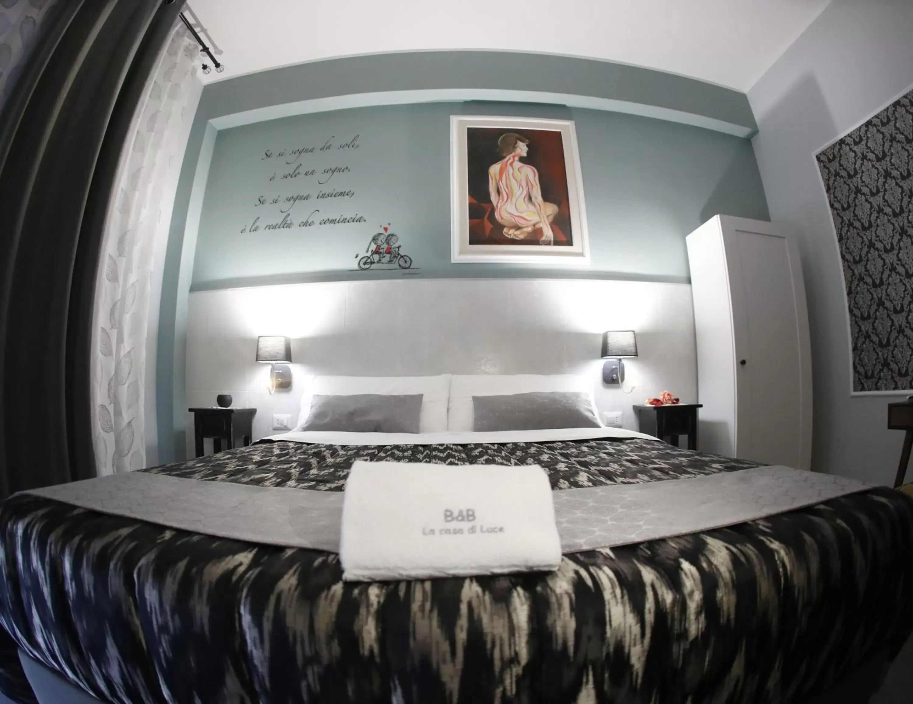 Photo of the whole room, Bed in La casa di Luce