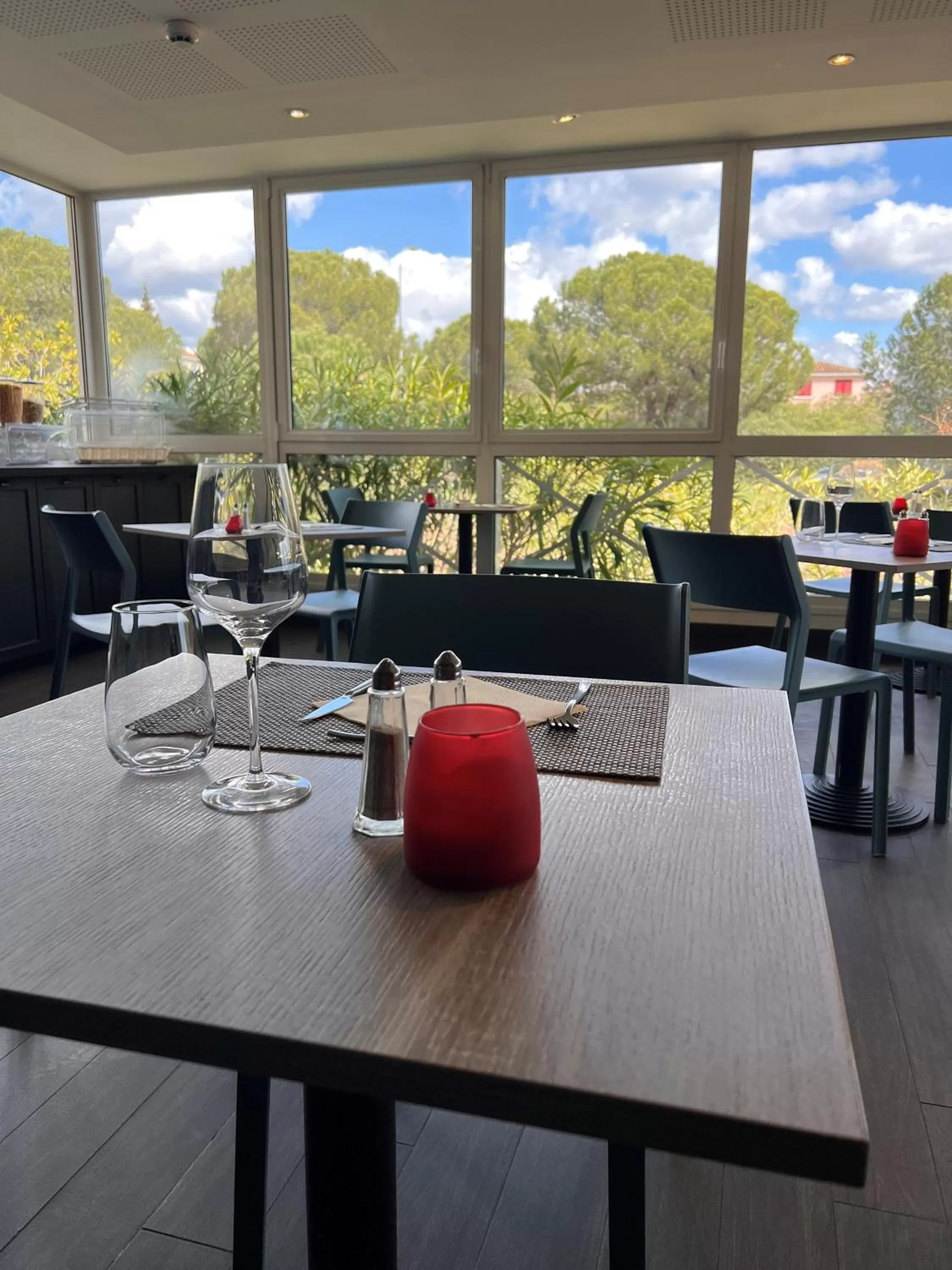 Restaurant/places to eat in Hôtel restaurant Kyriad Fréjus