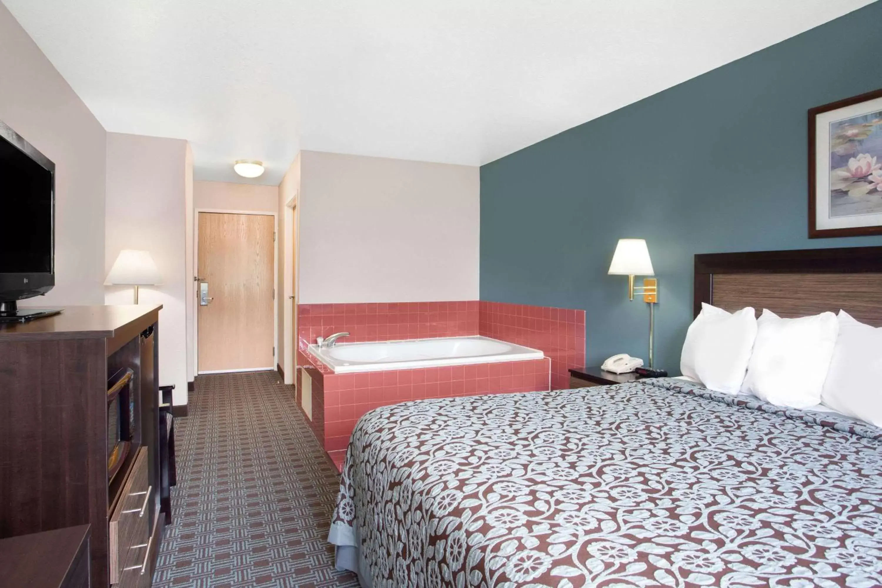 Photo of the whole room, Bed in Days Inn by Wyndham Neenah