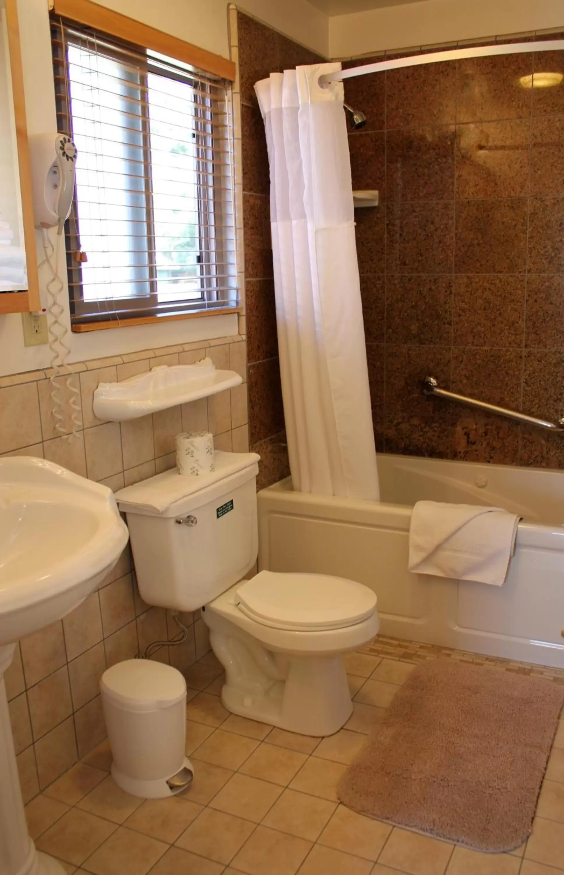 Bathroom in Andril Fireplace Cottages