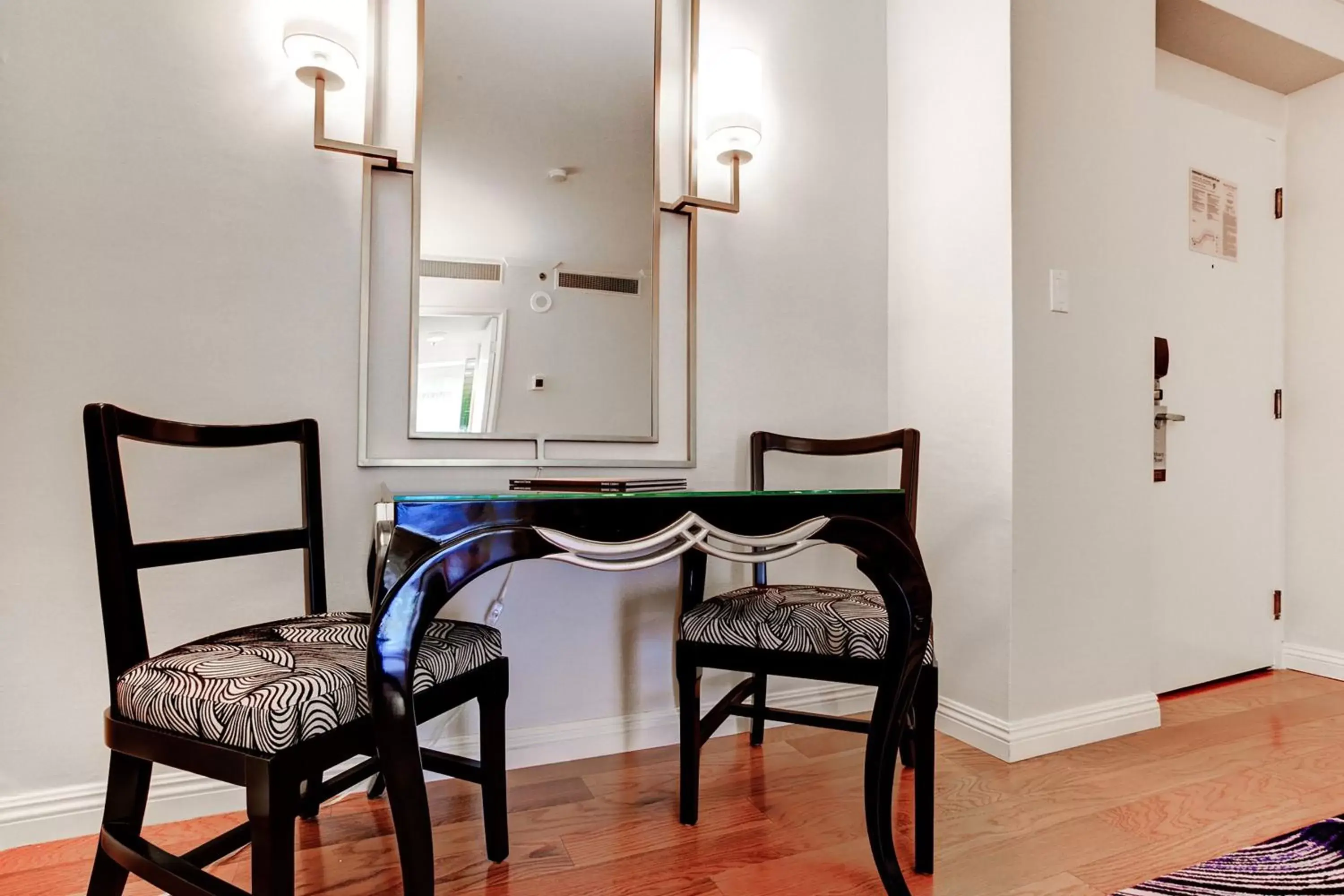 Bedroom, Seating Area in Avenue of the Arts Costa Mesa, a Tribute Portfolio Hotel