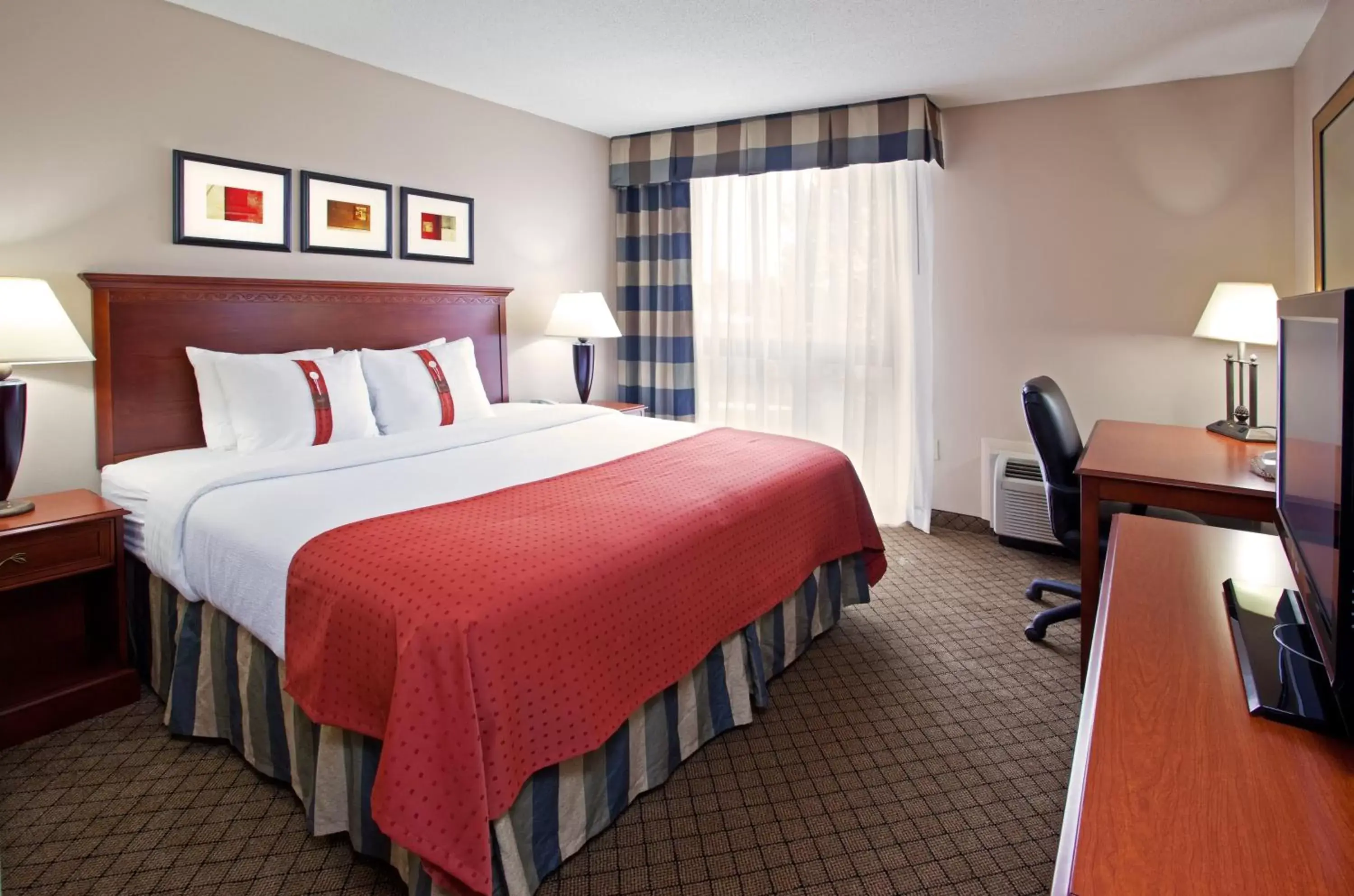 Photo of the whole room, Bed in Holiday Inn Cincinnati-Eastgate, an IHG Hotel