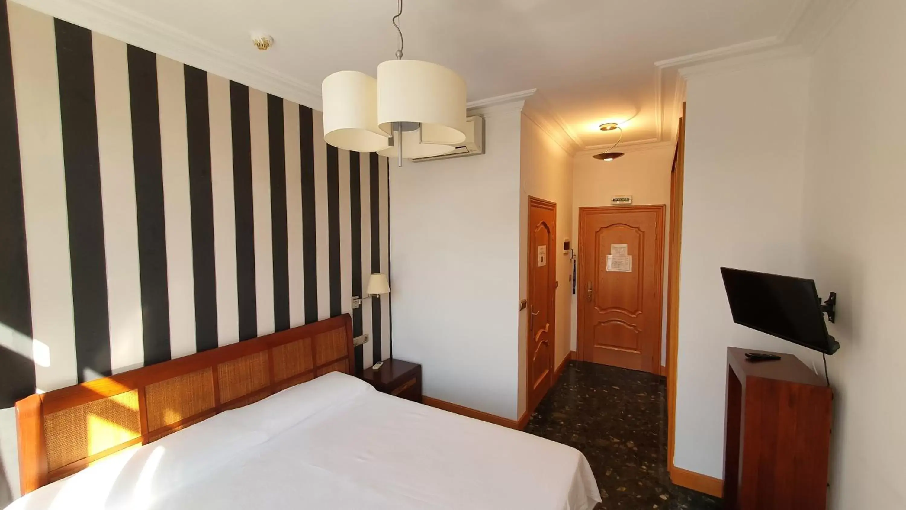 Double Room with Private Bathroom in Hostal Ansonea
