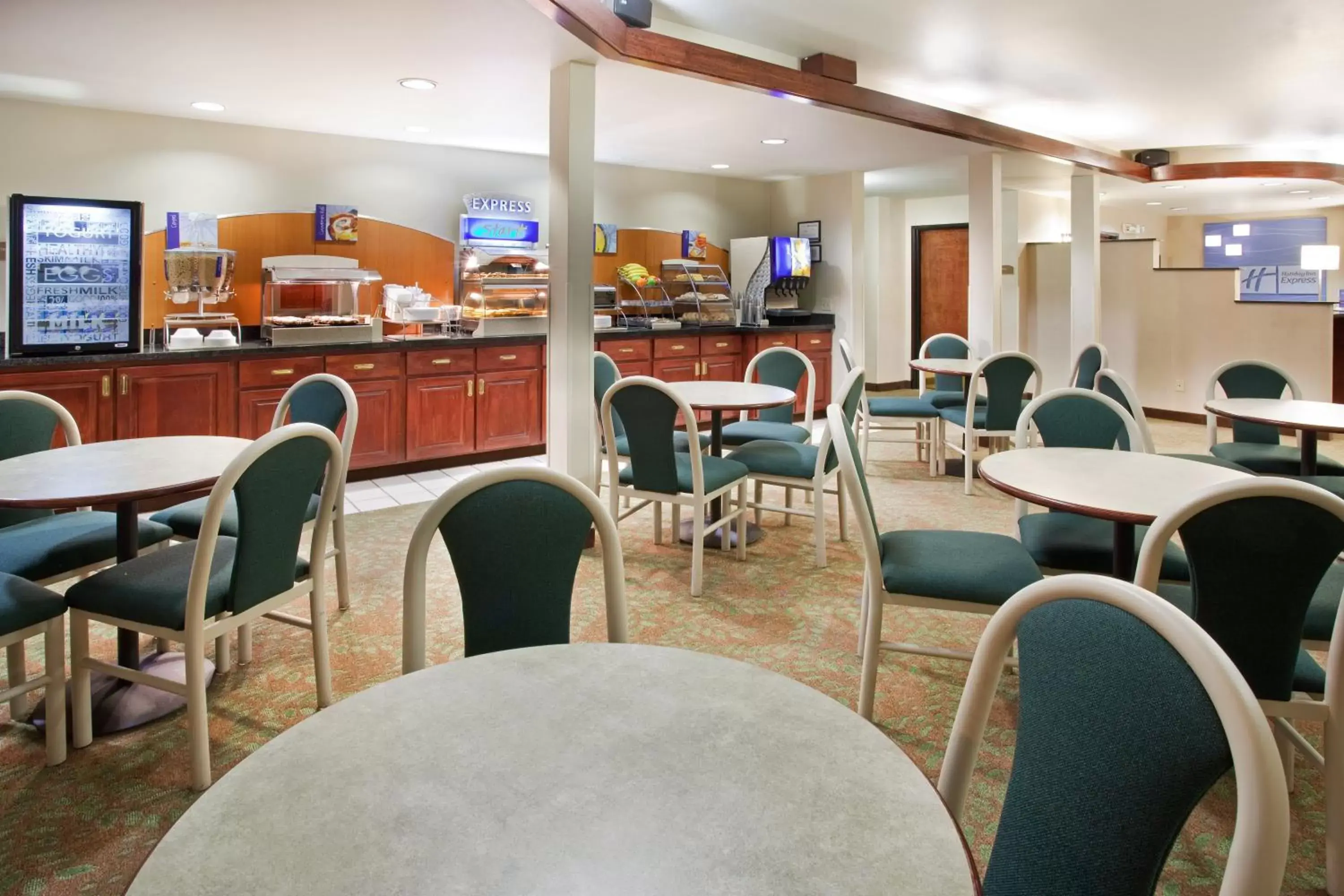 Breakfast, Restaurant/Places to Eat in Holiday Inn Express & Suites Colorado Springs-Airport, an IHG Hotel