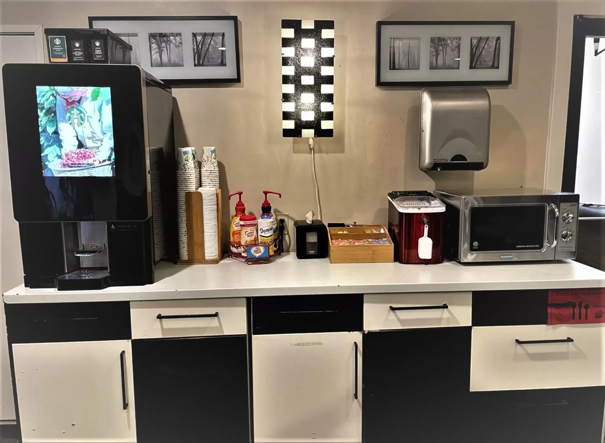 Coffee/tea facilities in The Inn and Suites at 34 Fifty