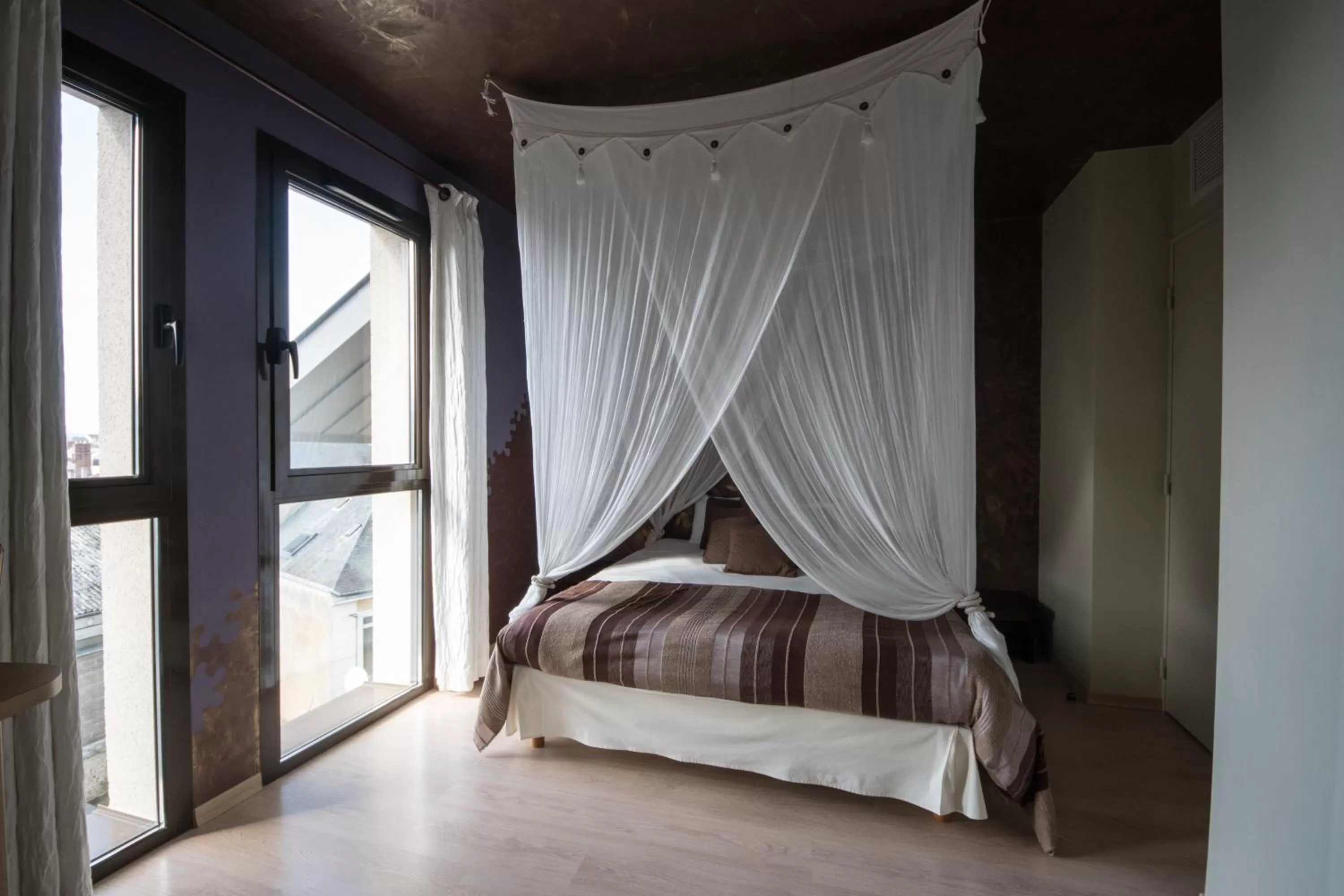 Bed in L'HÔTEL de CHARTRES