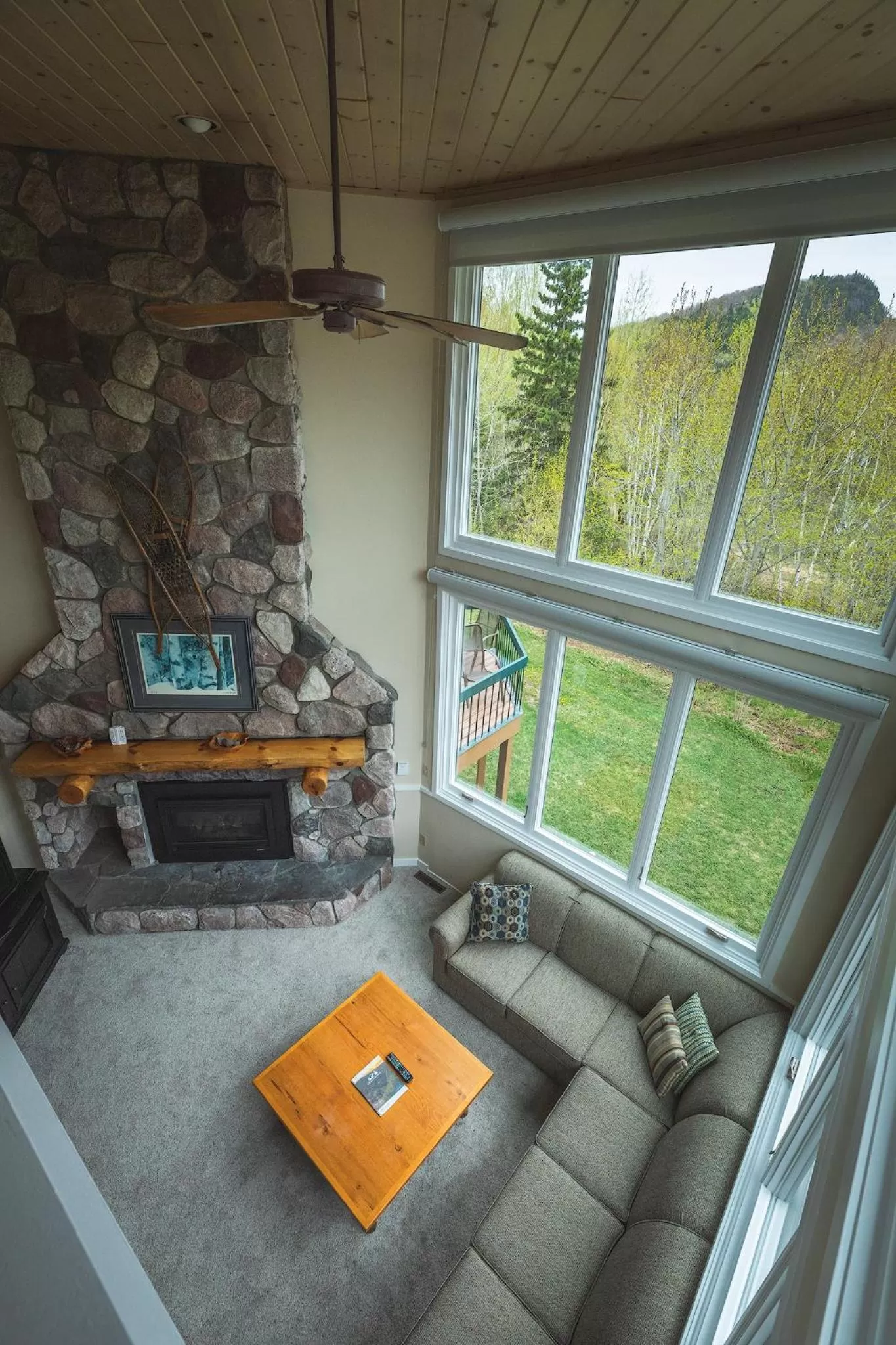 Living room in Caribou Highlands Lodge