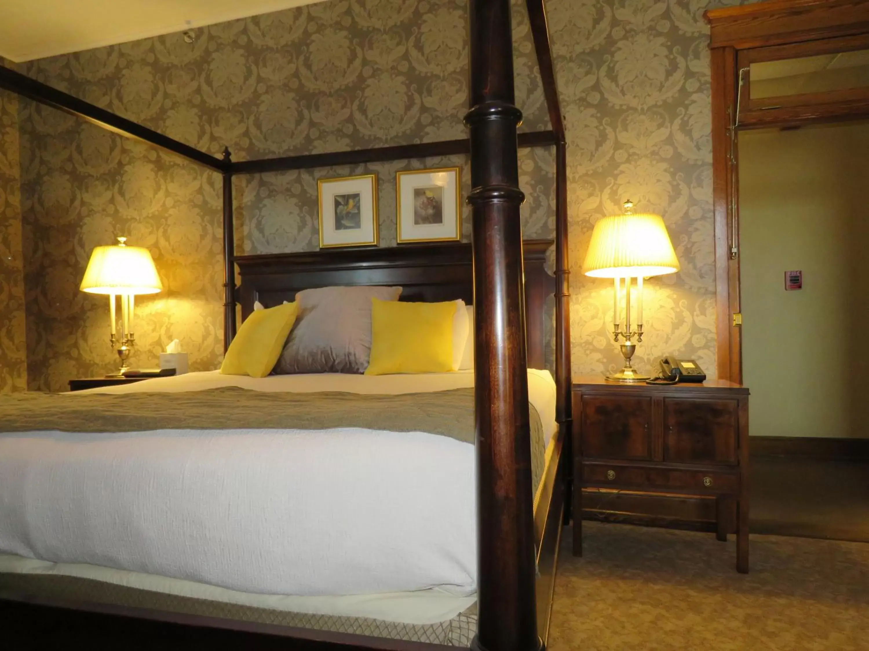 Bed in Altland House Inn & Suites