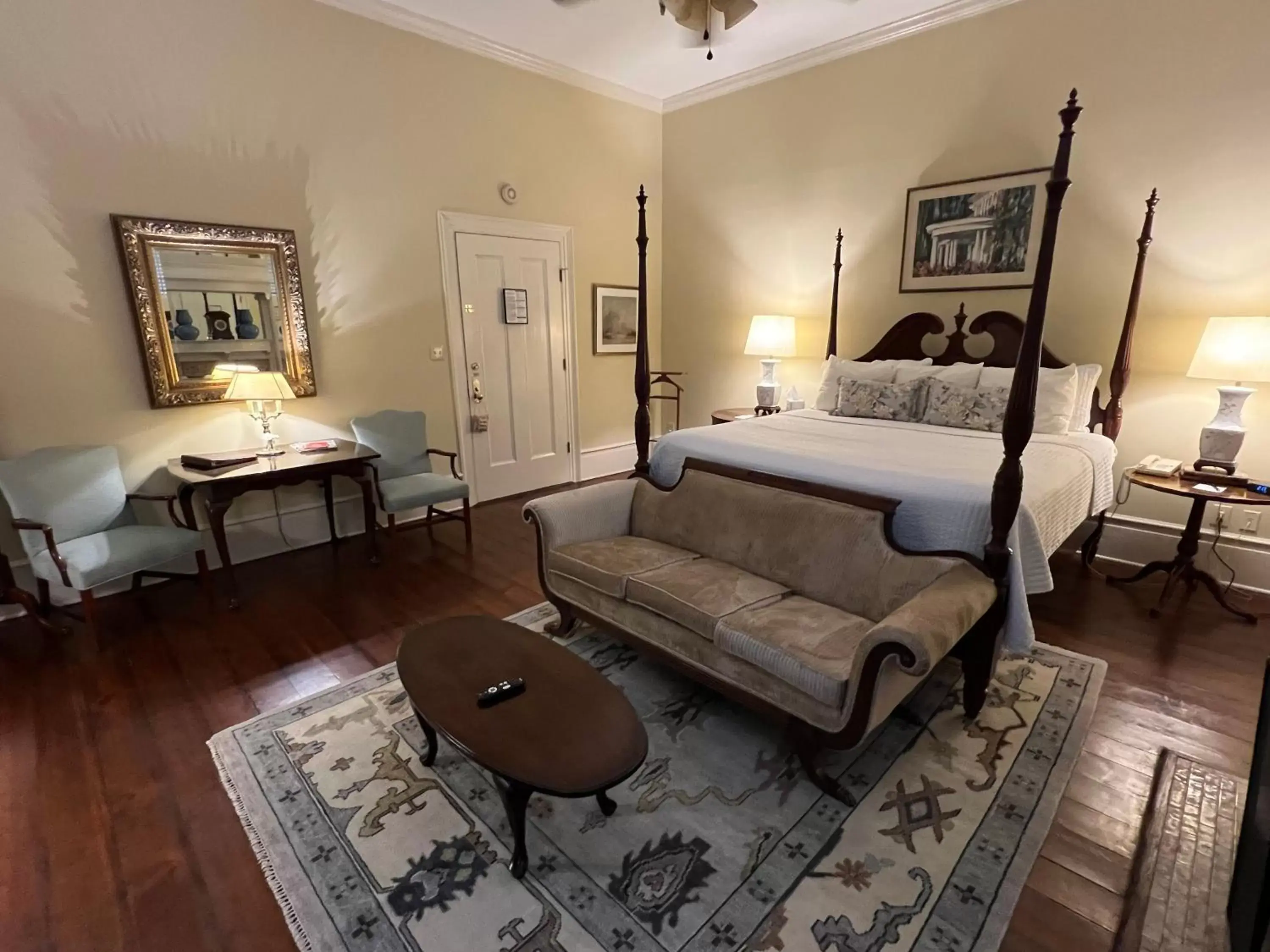 Photo of the whole room, Bed in 1842 Inn Photo of the whole room, Bed in 1842 Inn