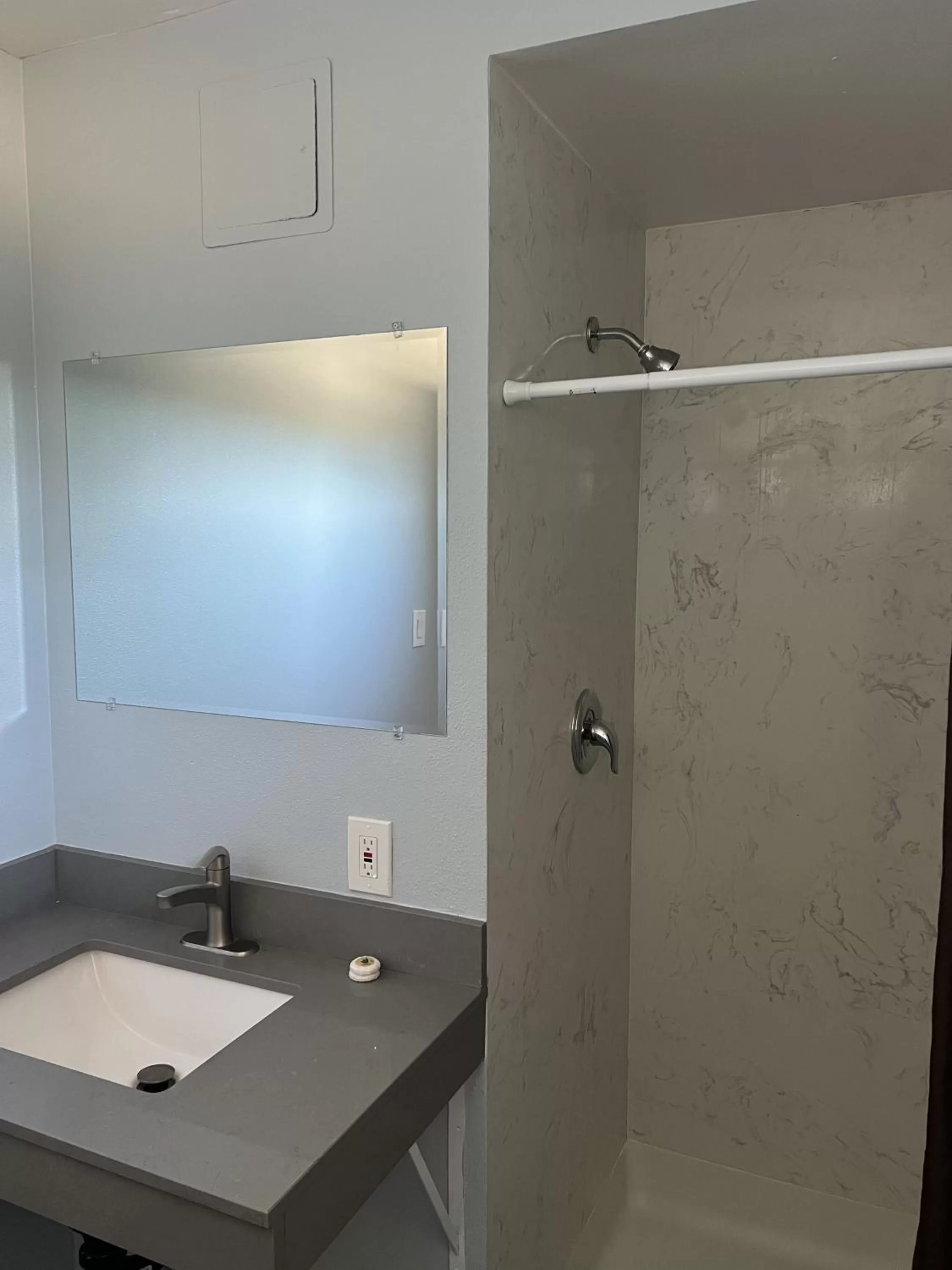 Bathroom in Travel Inn Gilroy