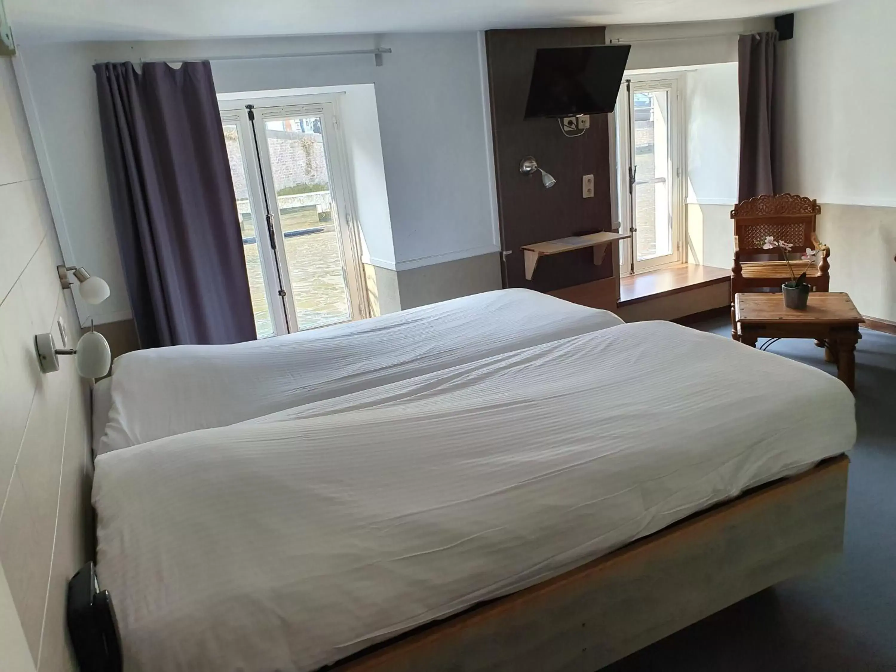 Bed in Canalview Hotel Ter Reien