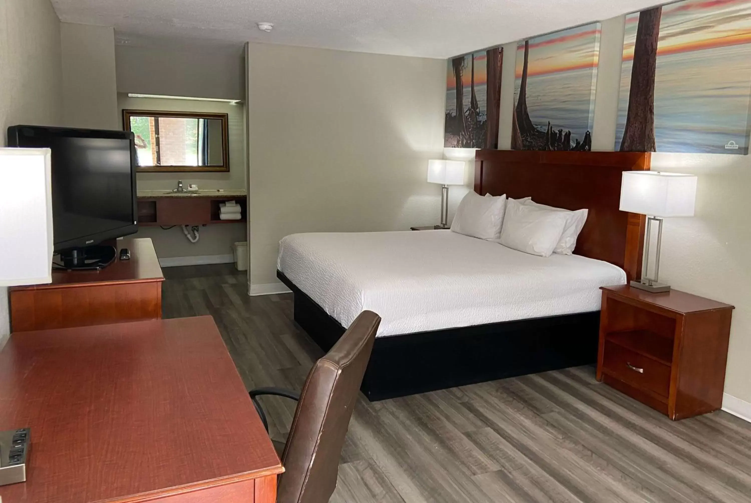 Photo of the whole room, Bed in Days Inn by Wyndham Ozark