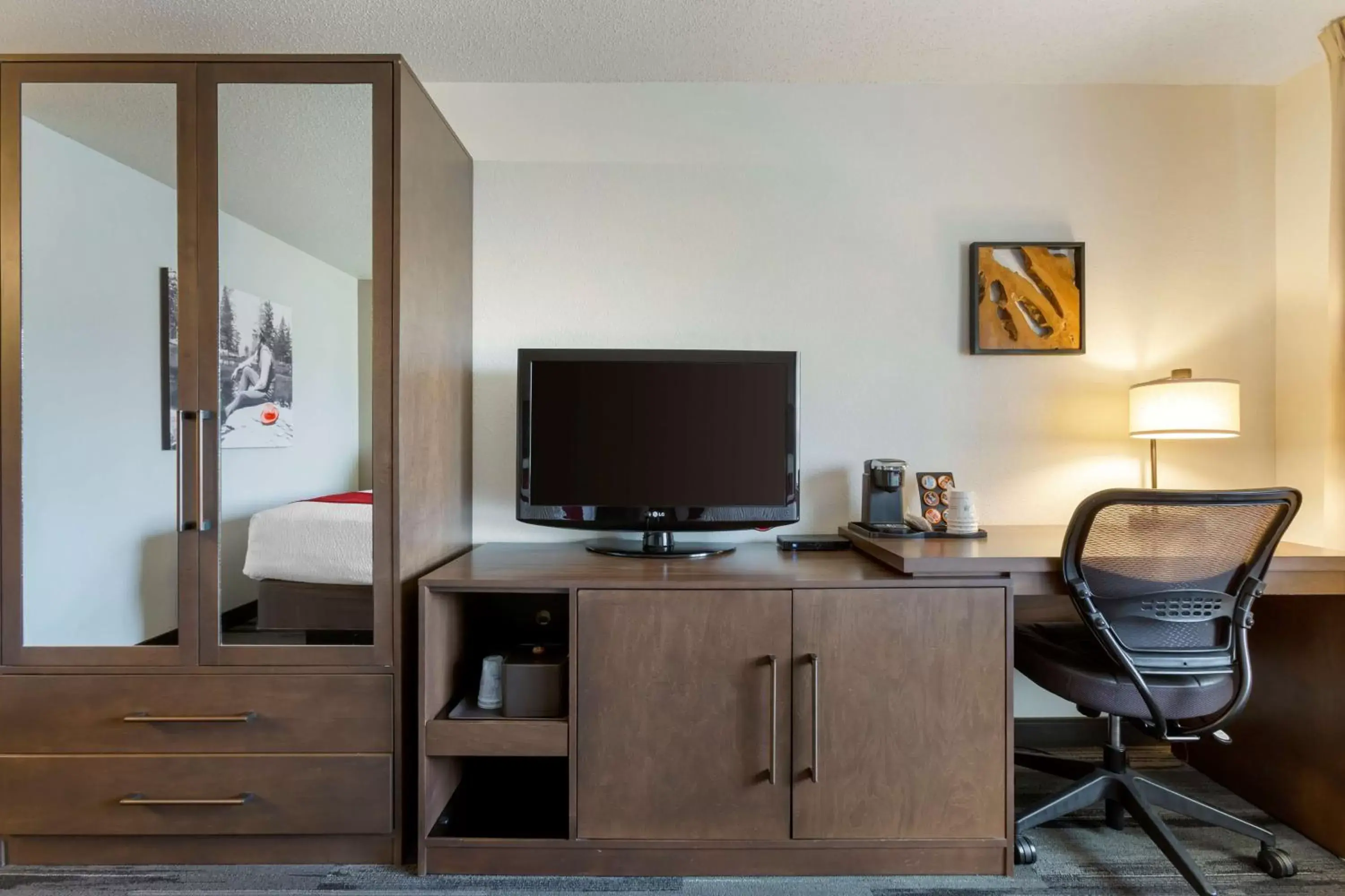 Bedroom, TV/Entertainment Center in Best Western Plus McCall Lodge and Suites