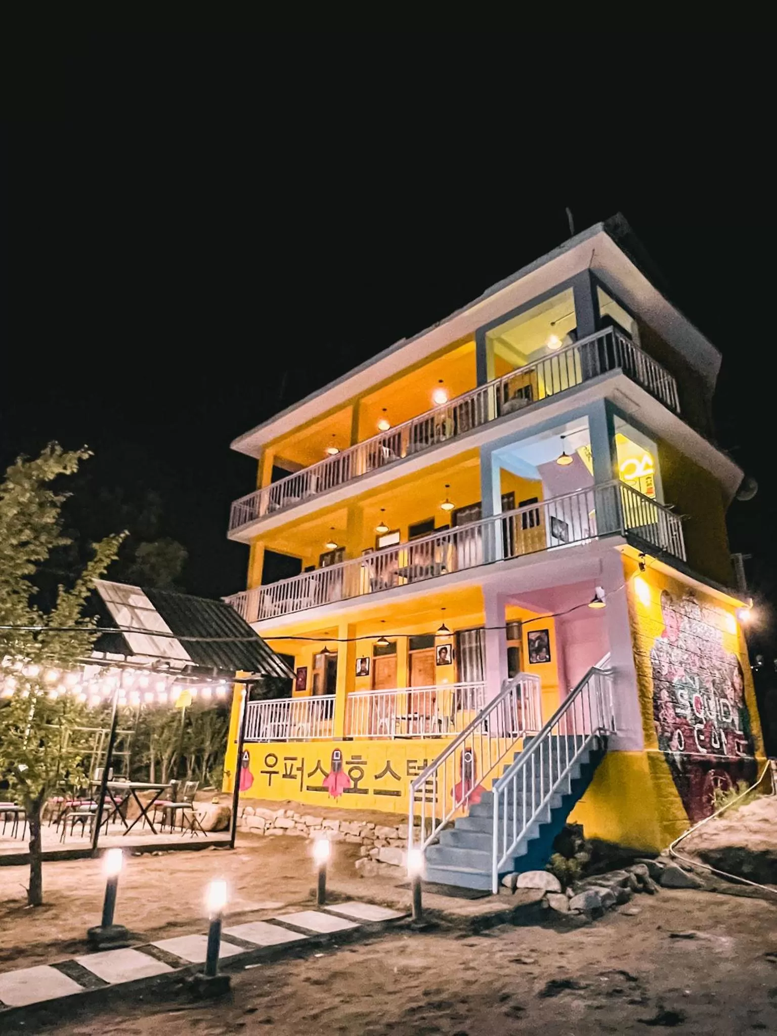 Property building in Whoopers Hostel Manali