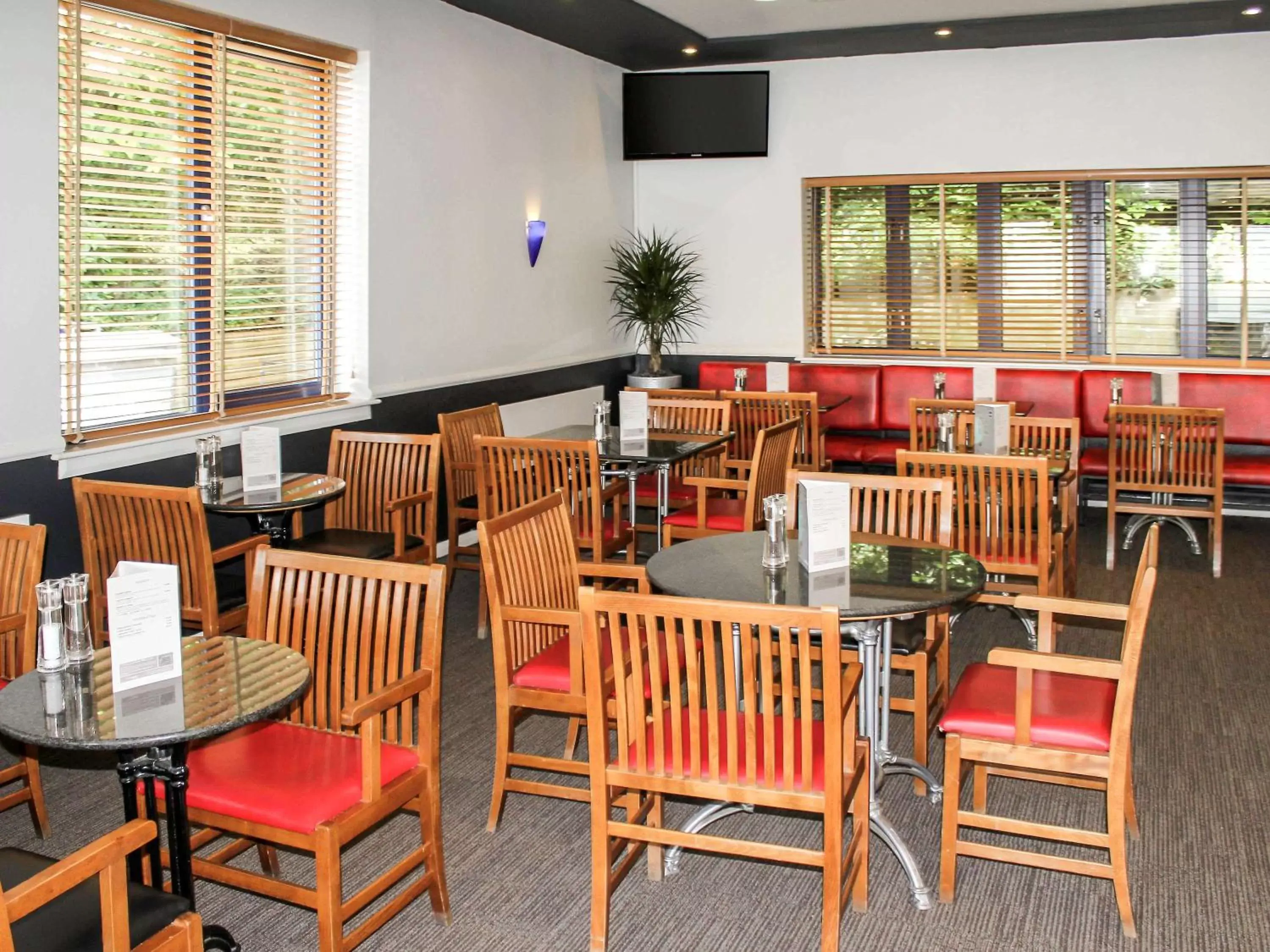 Restaurant/Places to Eat in ibis Cardiff Gate - International Business Park