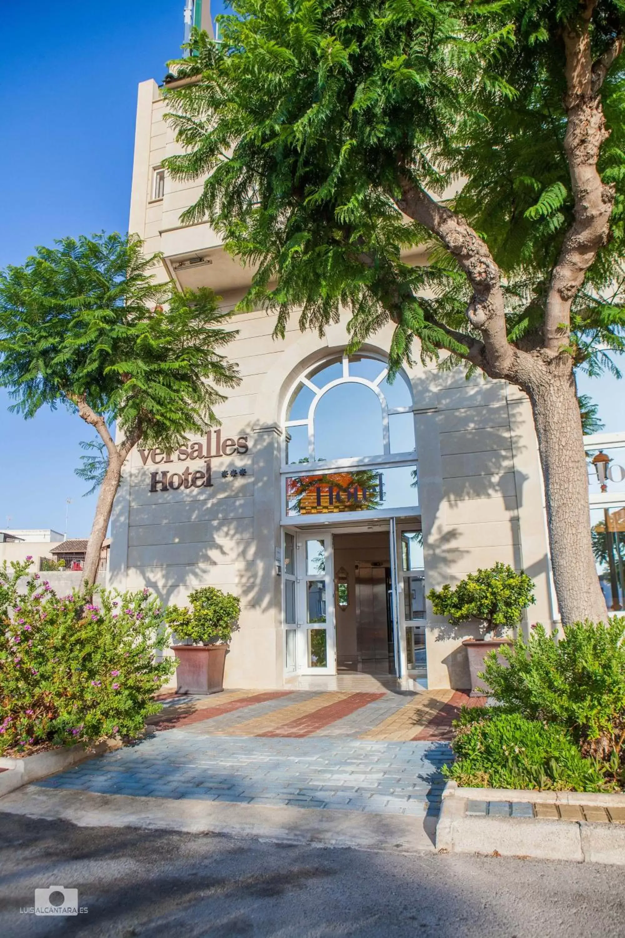 Facade/entrance in Hotel Versalles