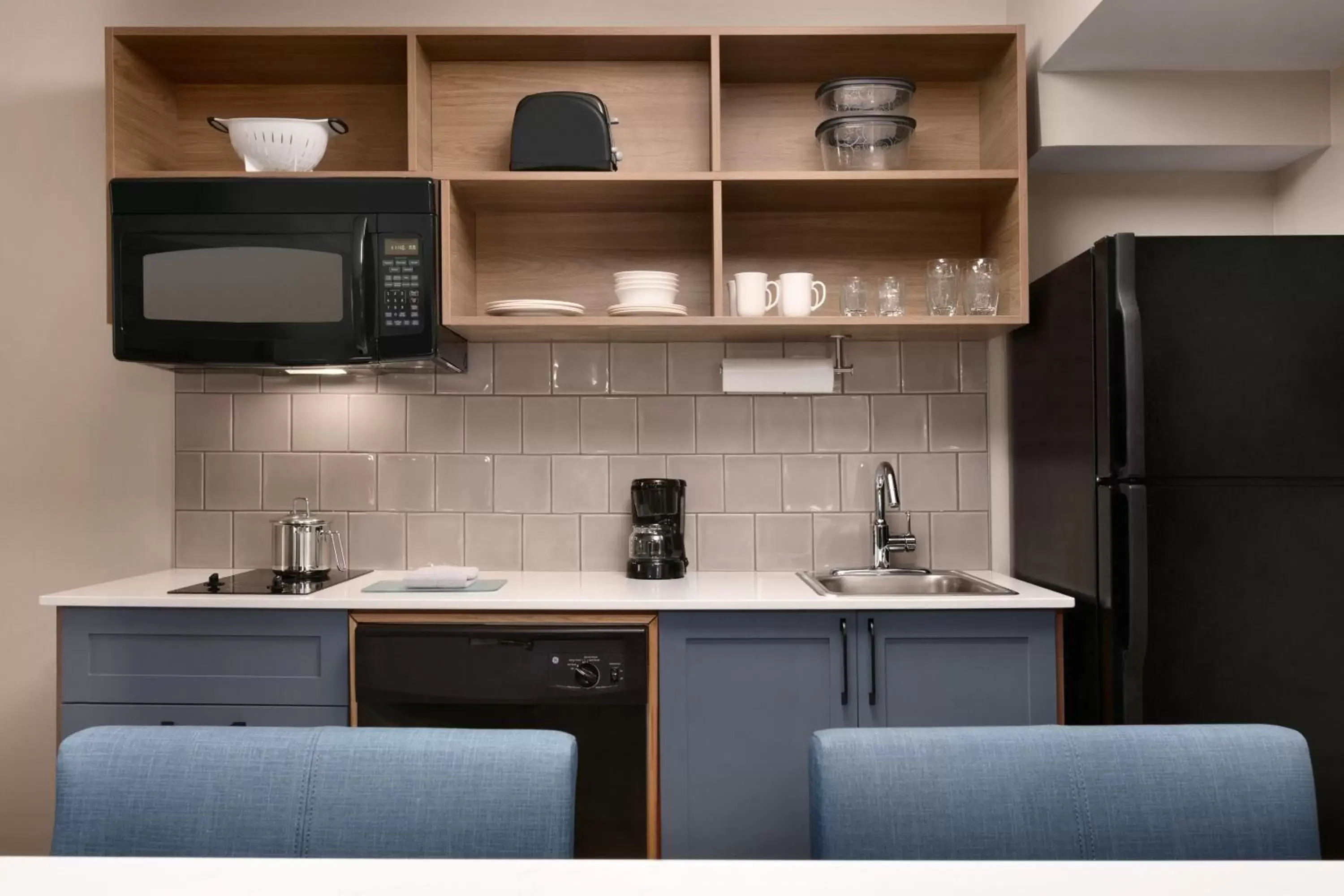 Photo of the whole room, Kitchen/Kitchenette in Candlewood Suites Fayetteville Fort Bragg, an IHG Hotel