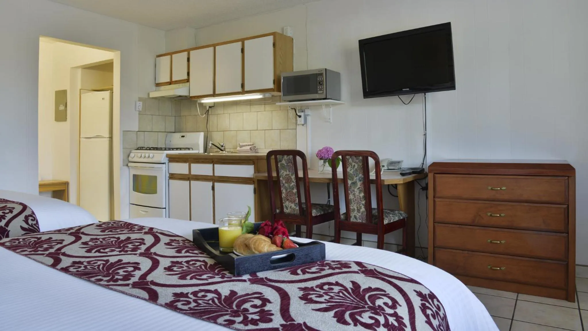 Kitchen or kitchenette, Bed in Valley Star Motel