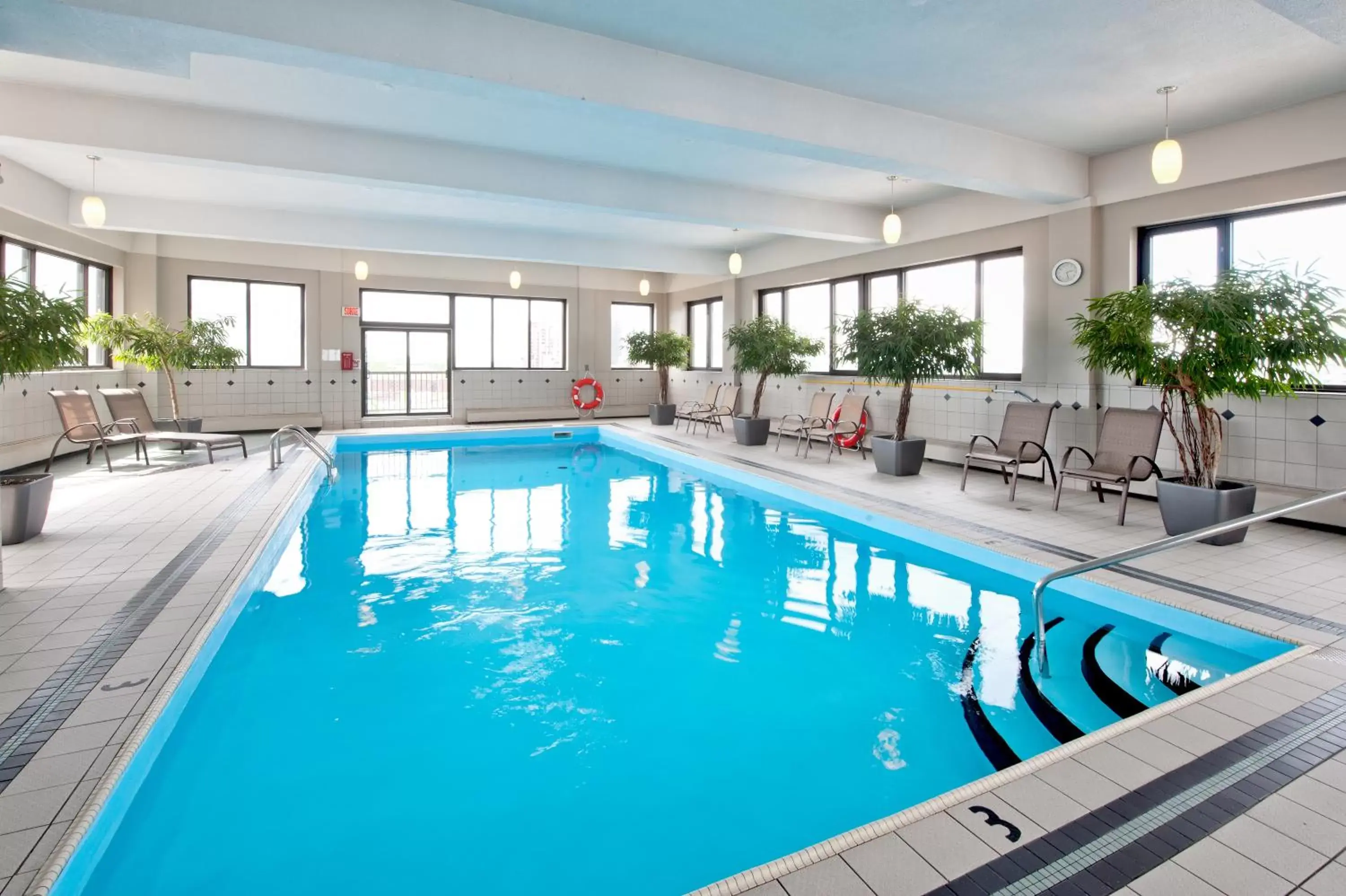Swimming Pool in L'Appartement Hôtel