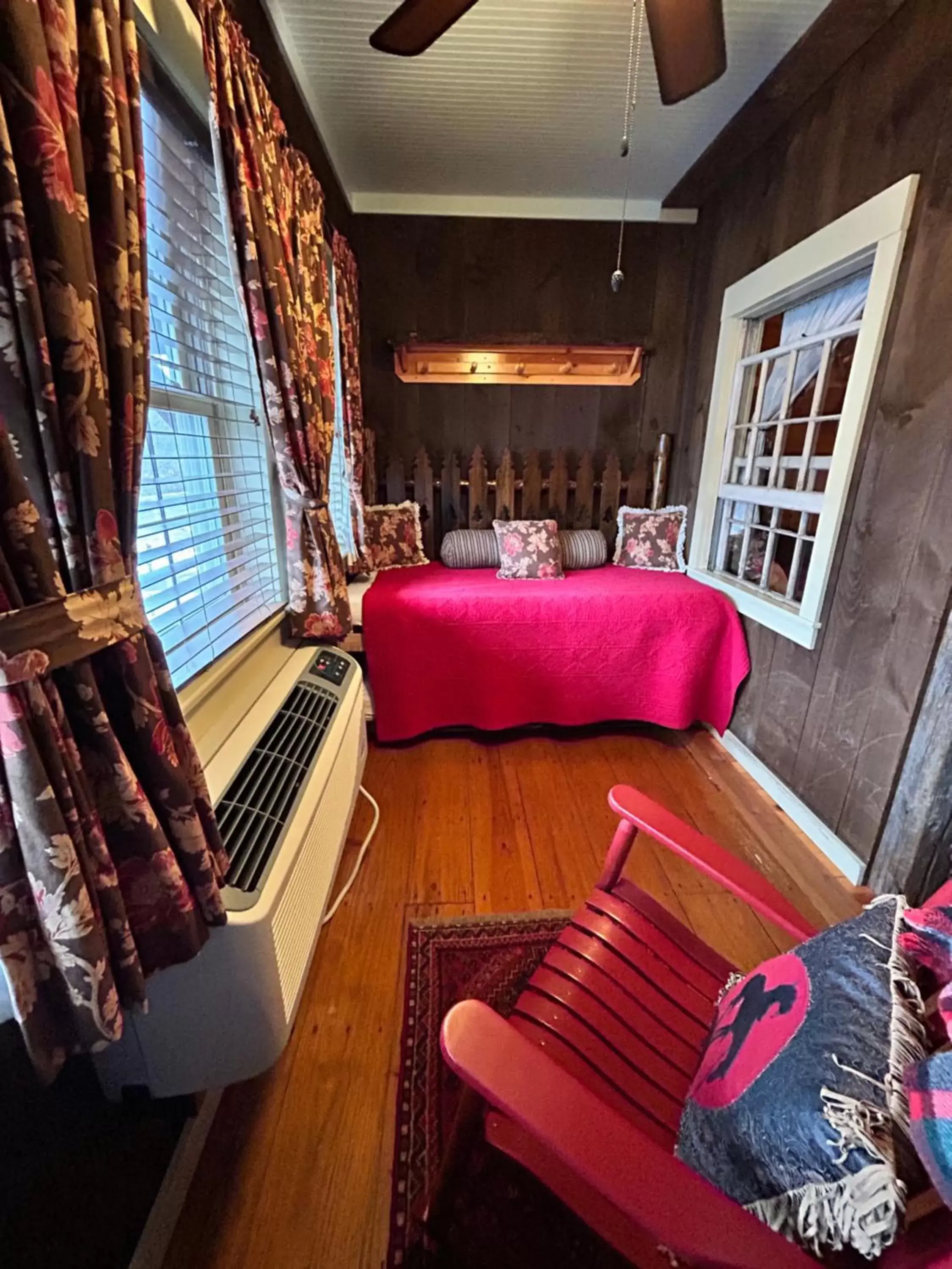 Seating Area in The Common Man Inn, Spa & Lodge