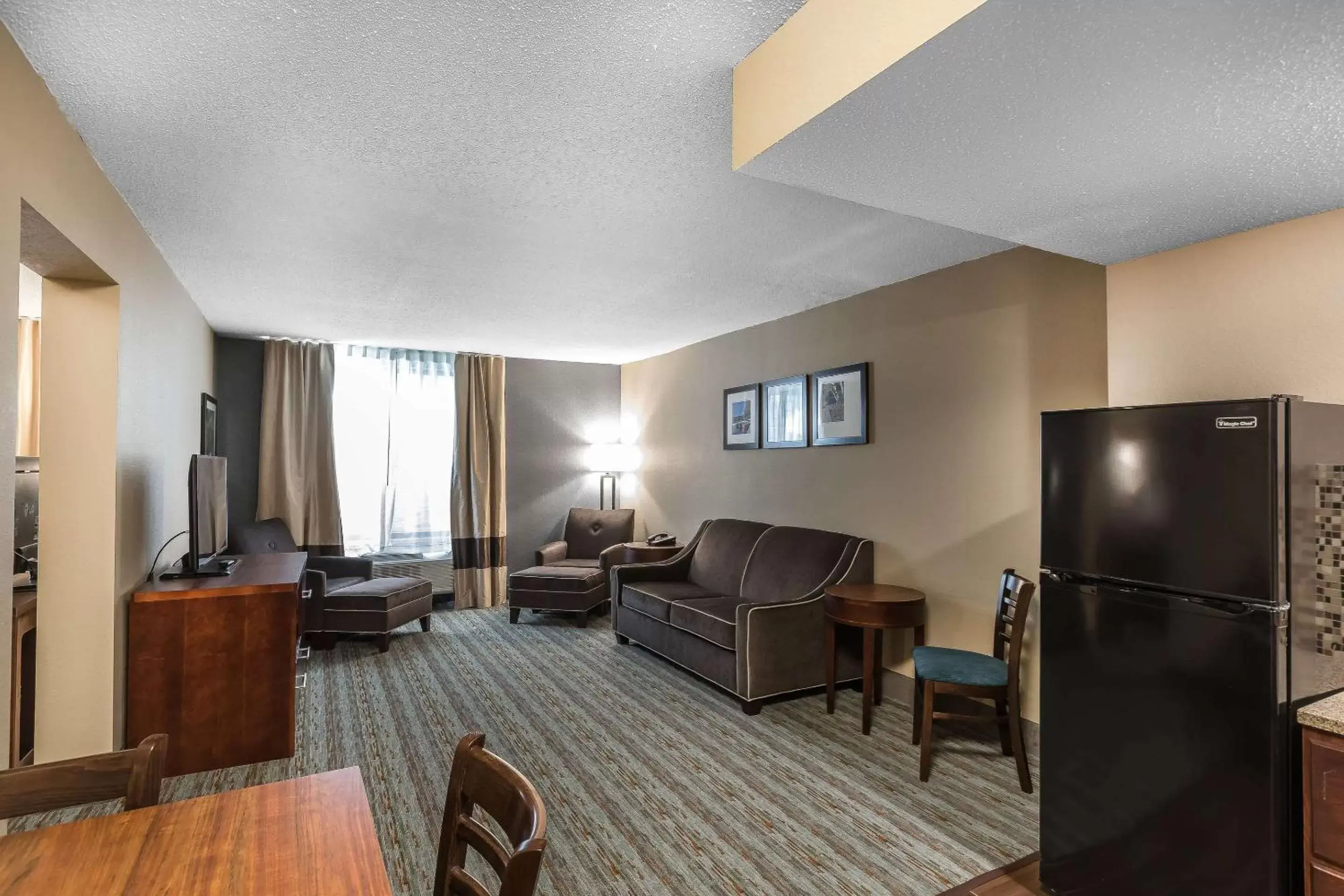 Photo of the whole room, Seating Area in Comfort Inn Bay City - Riverfront