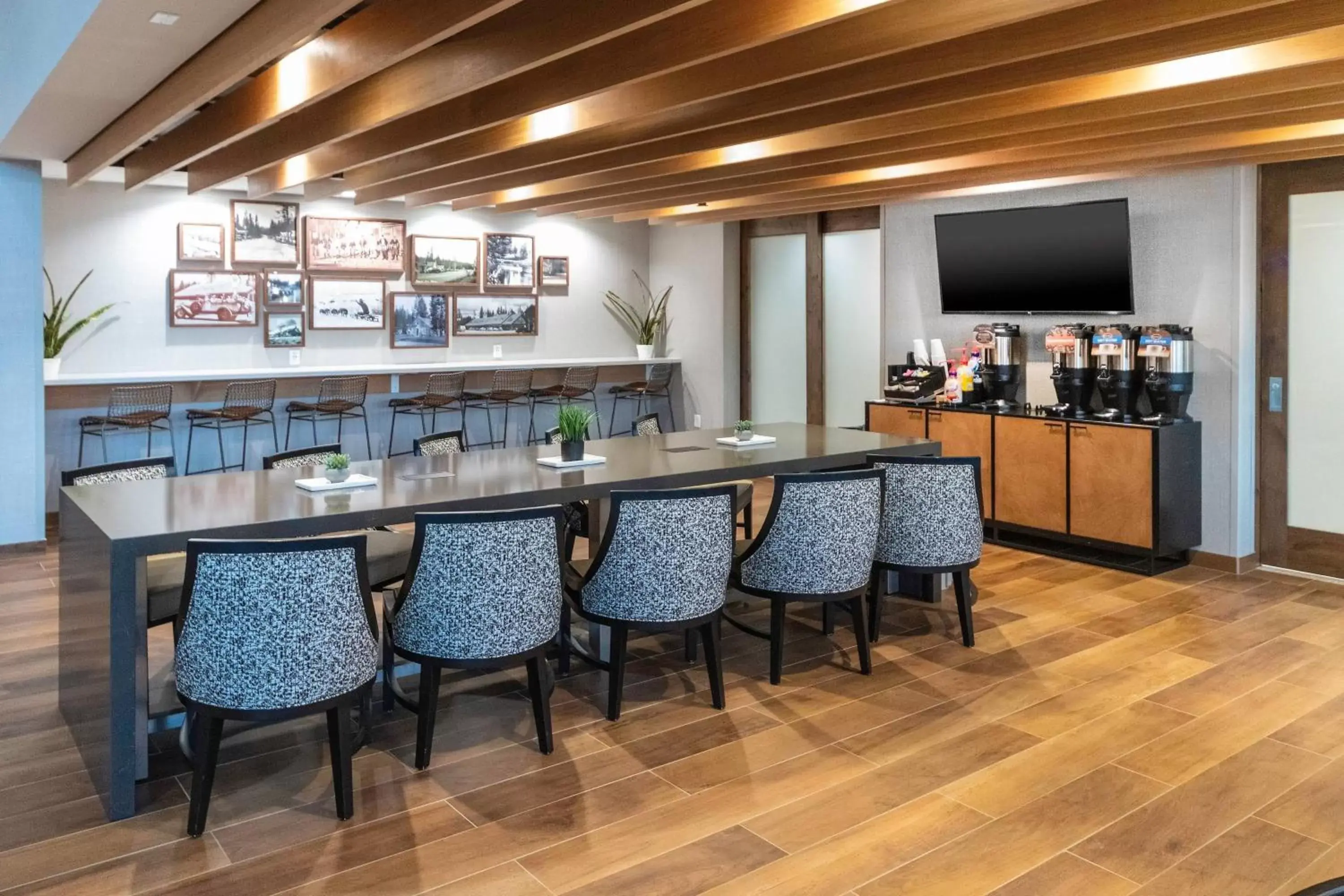 Breakfast, Lounge/Bar in SpringHill Suites Island Park Yellowstone