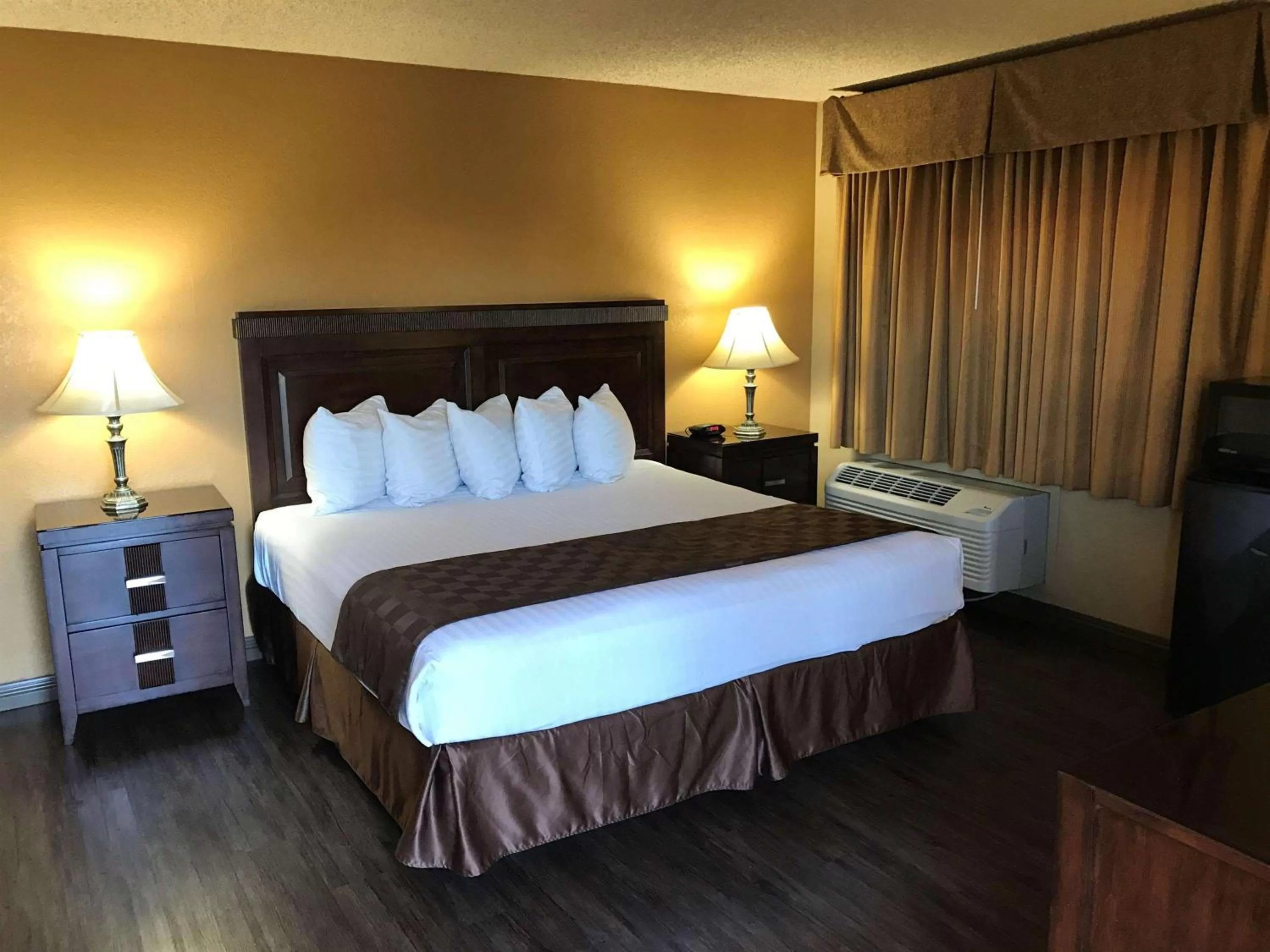 King Room with Walk-in Shower - Disability Access in SureStay Plus Hotel by Best Western San Bernardino South