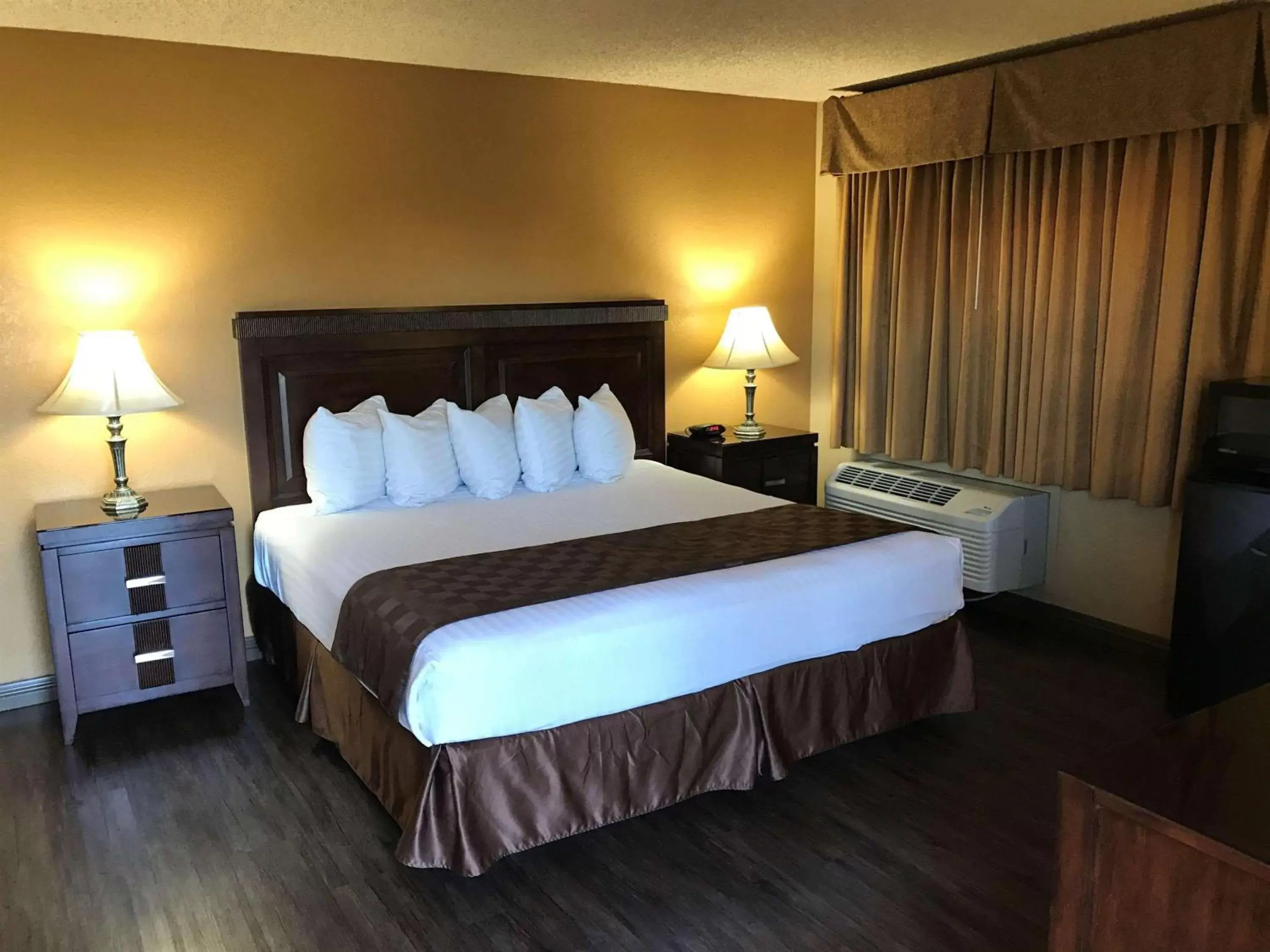 Photo of the whole room, Bed in SureStay Plus Hotel by Best Western San Bernardino South