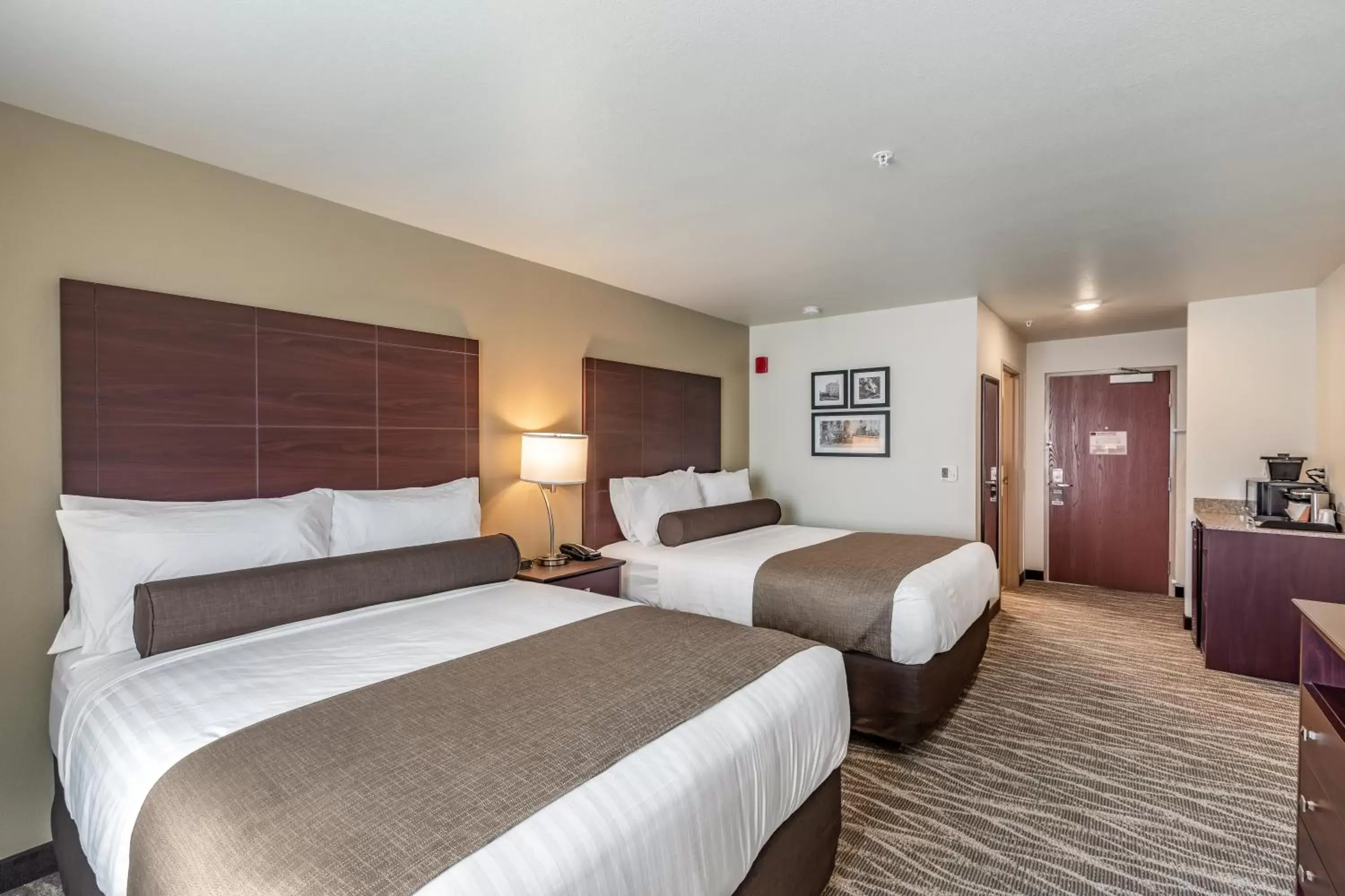 Bed in Cobblestone Hotel & Suites Appleton International Airport