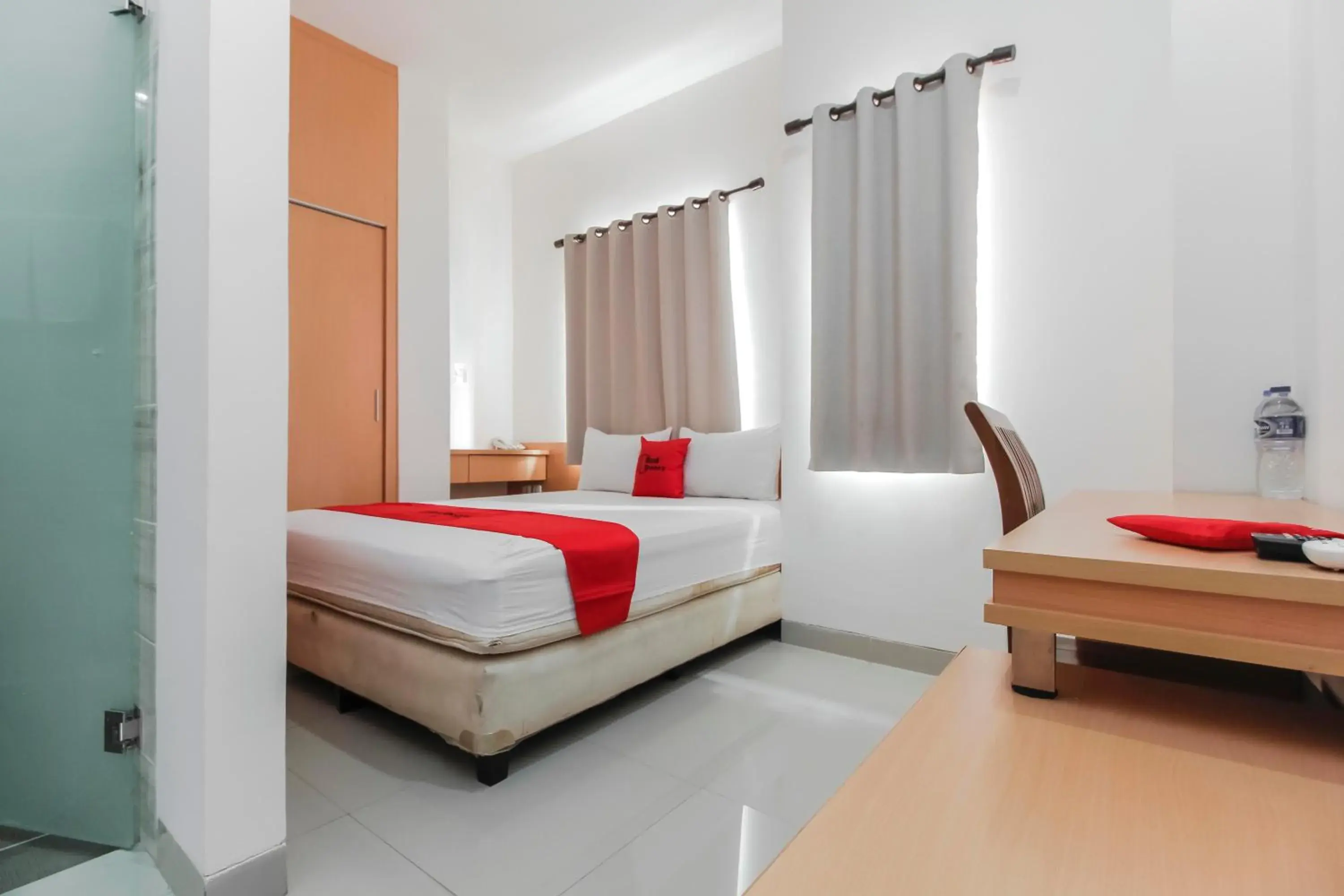 Bedroom, Bed in RedDoorz Plus near Galaxy Bekasi