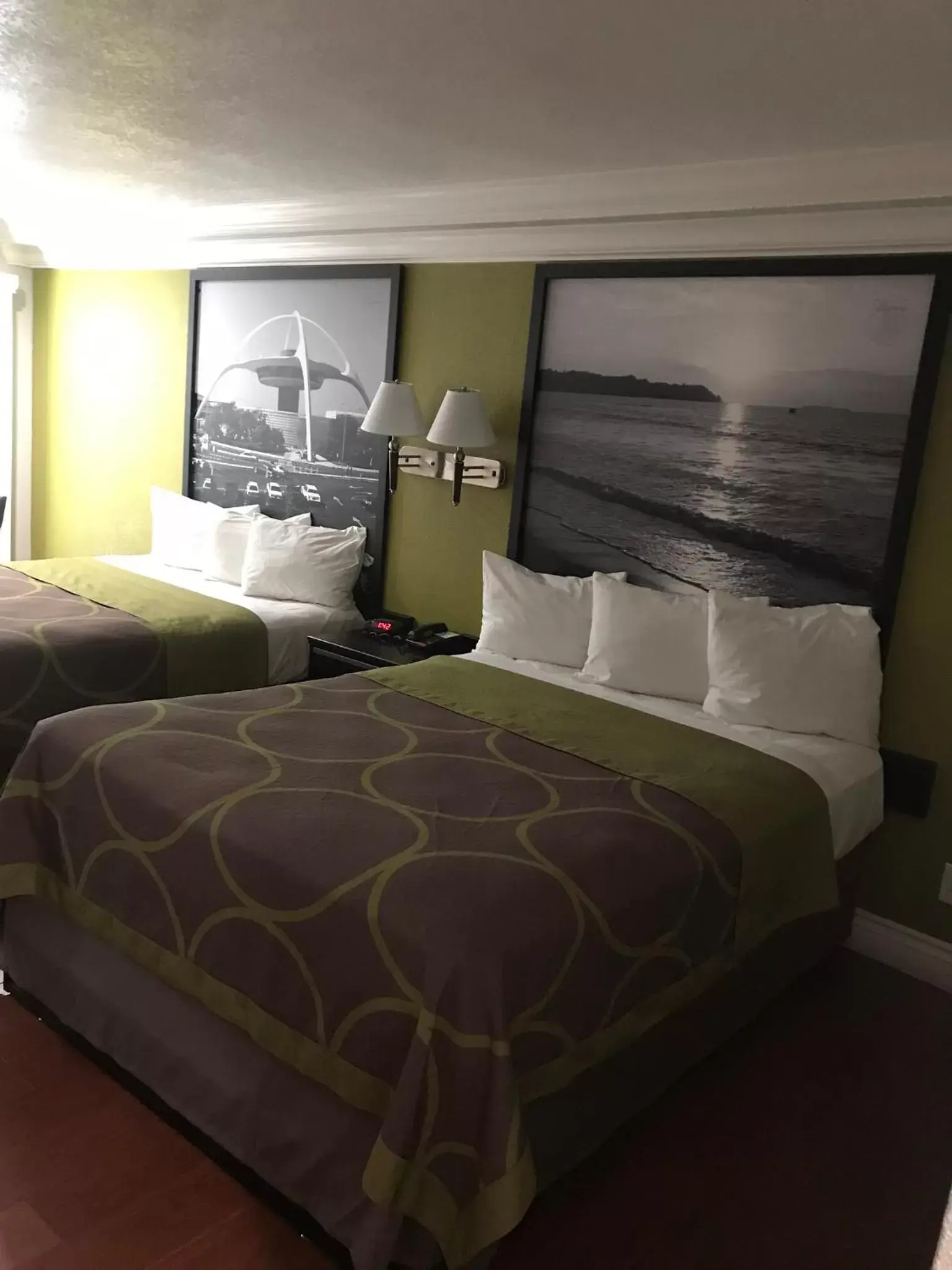 Bed in Super 8 By Wyndham Inglewood/LAX