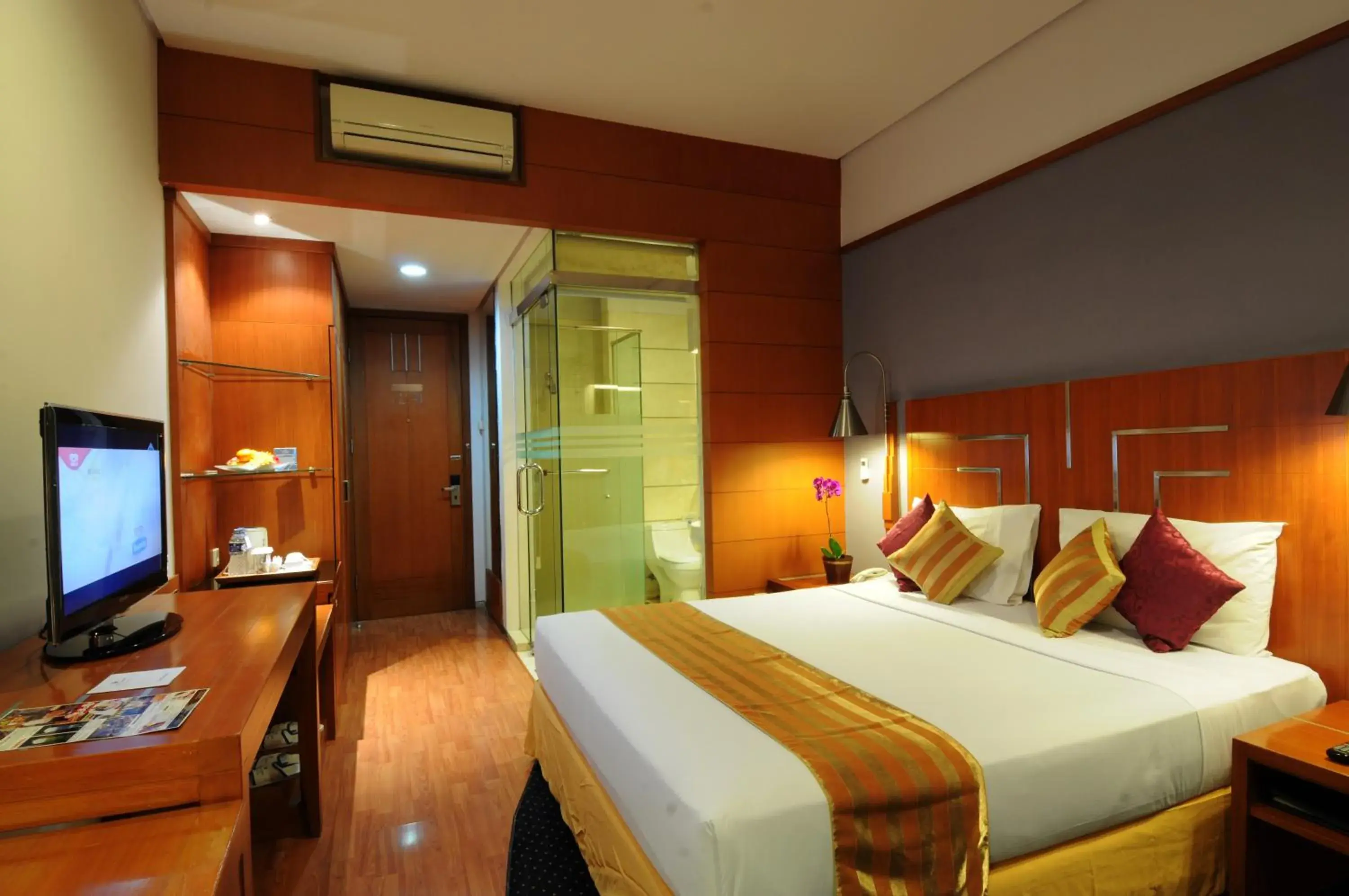 Bedroom, Bed in Hotel Bidakara Grand Savoy Homann Bandung