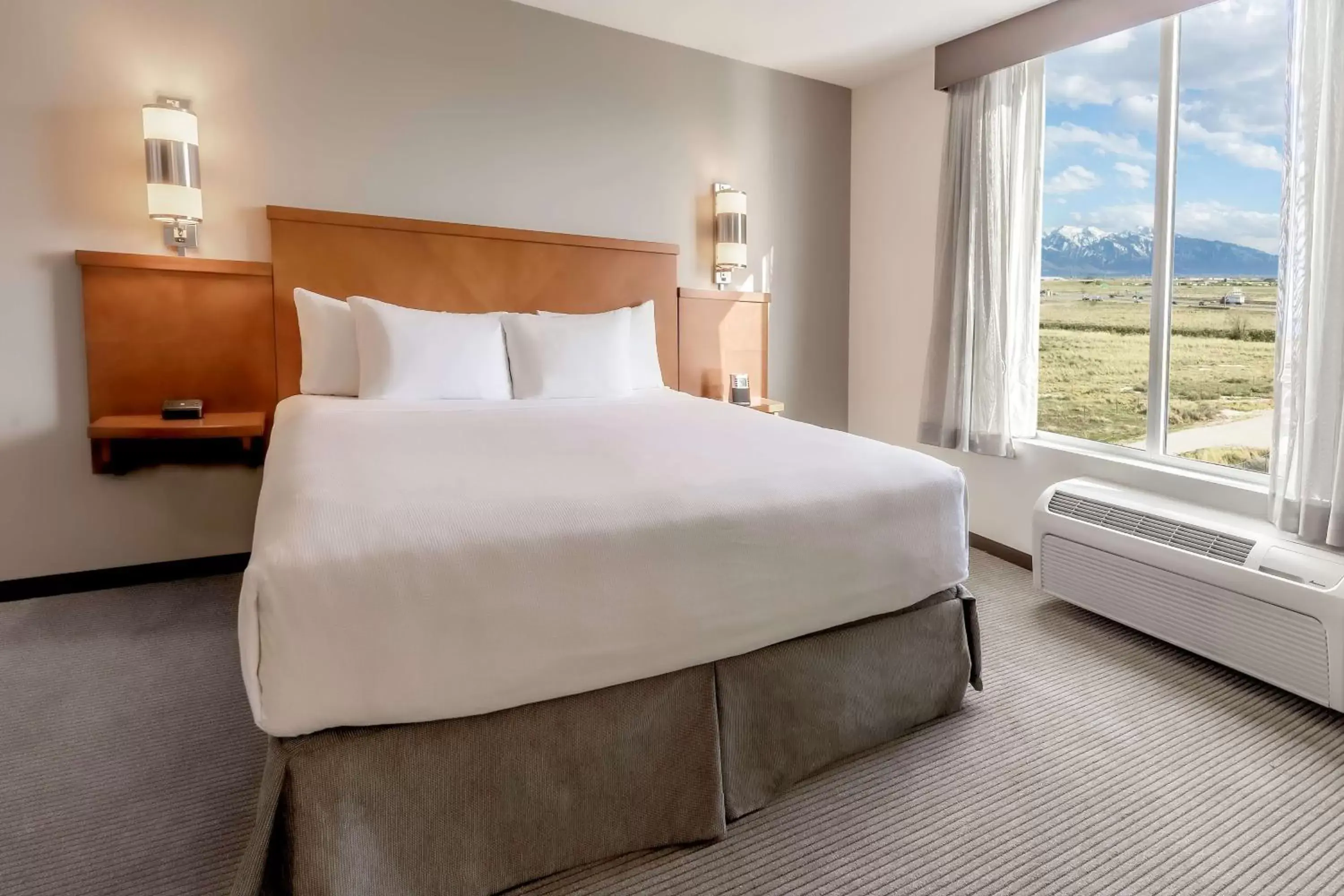 Photo of the whole room, Bed in Hyatt Place Salt Lake City Airport