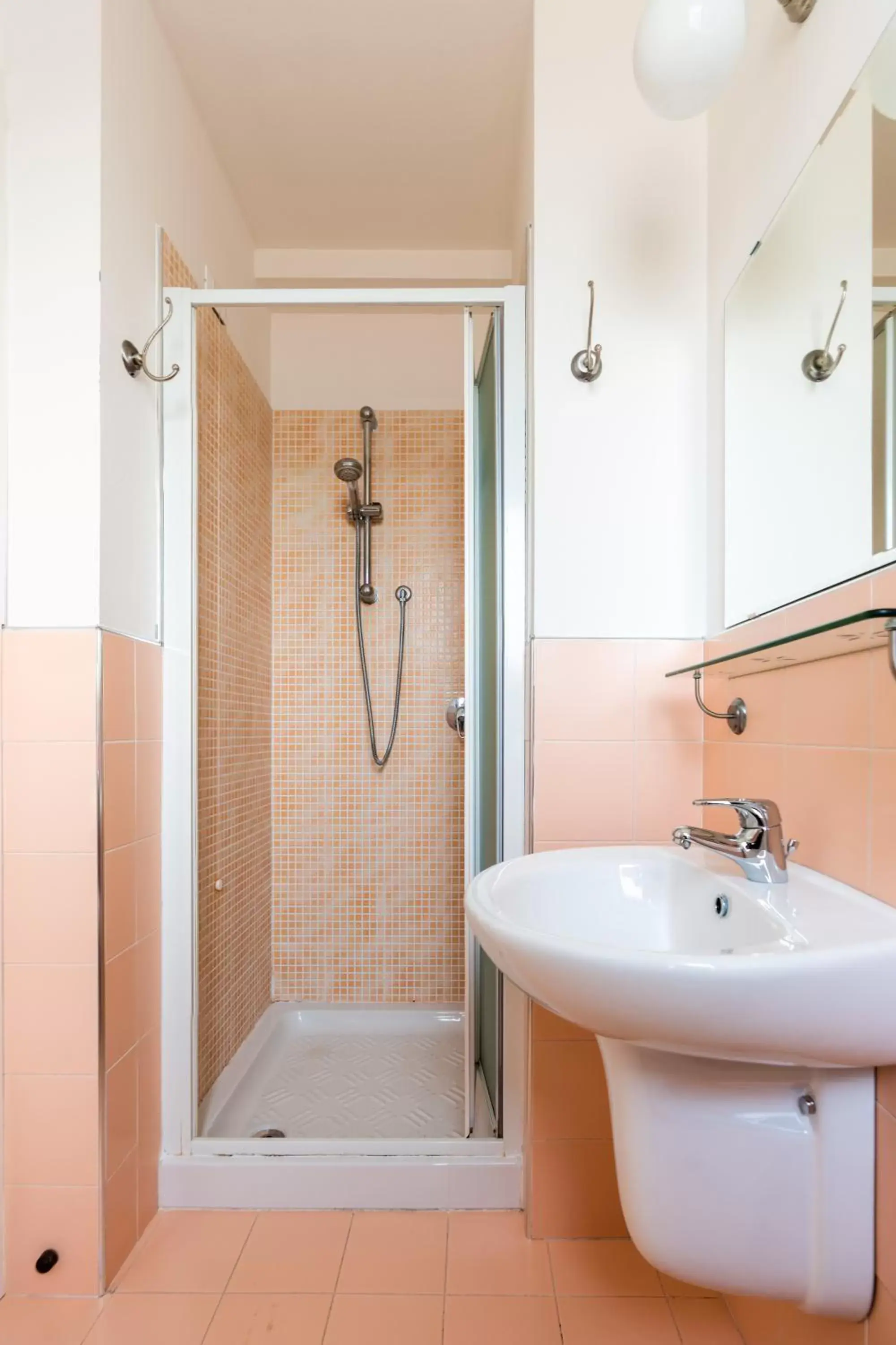 Bathroom in GG8 Hotel & Suite SPA